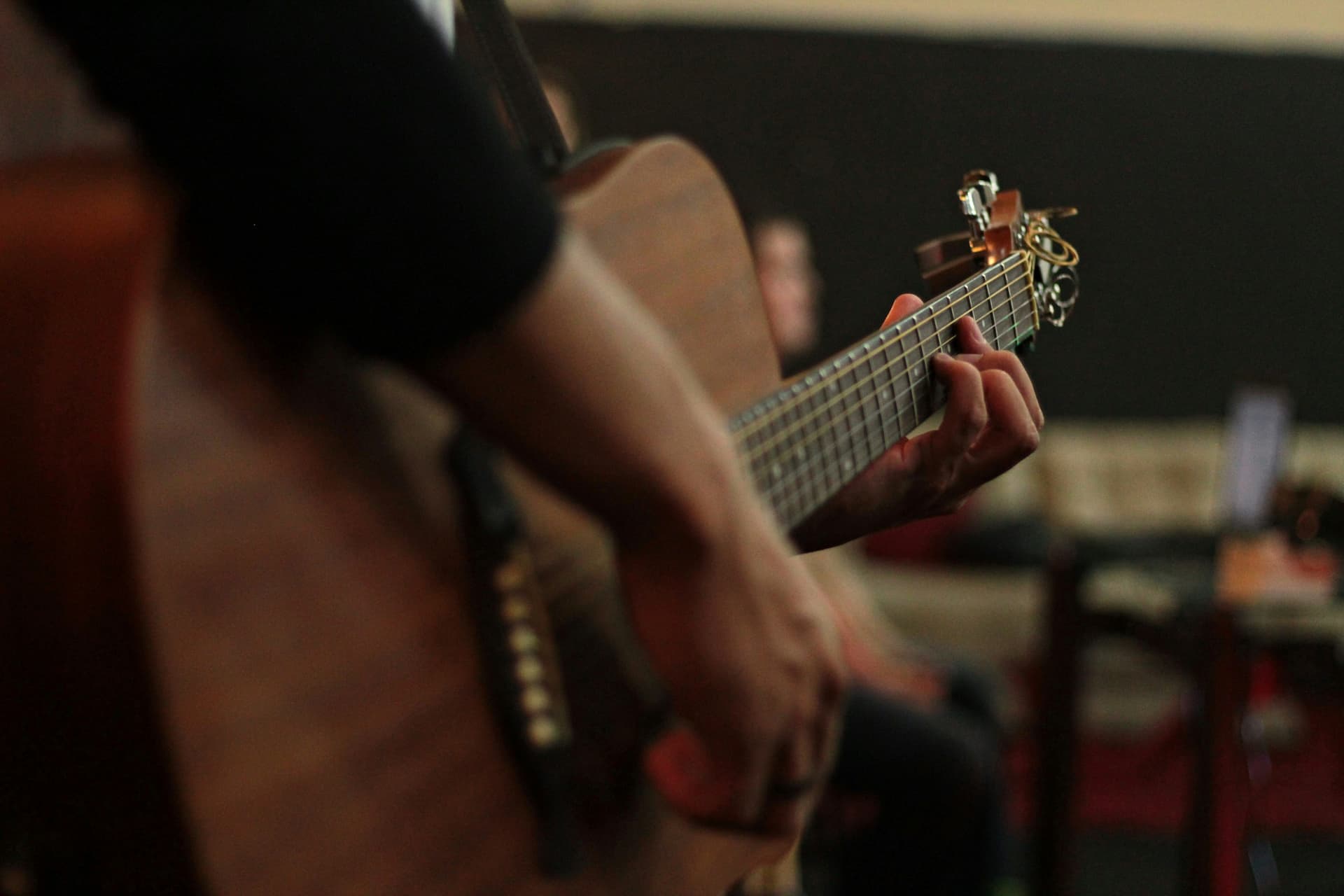 Guitariste gypsy sur scène