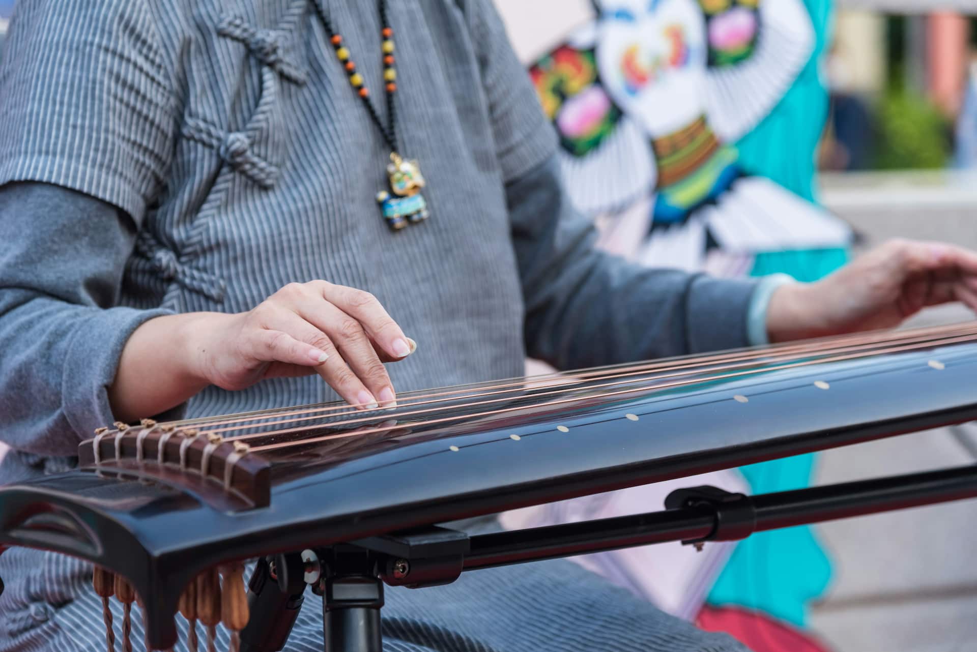 Musicien gipsy en costume traditionnel