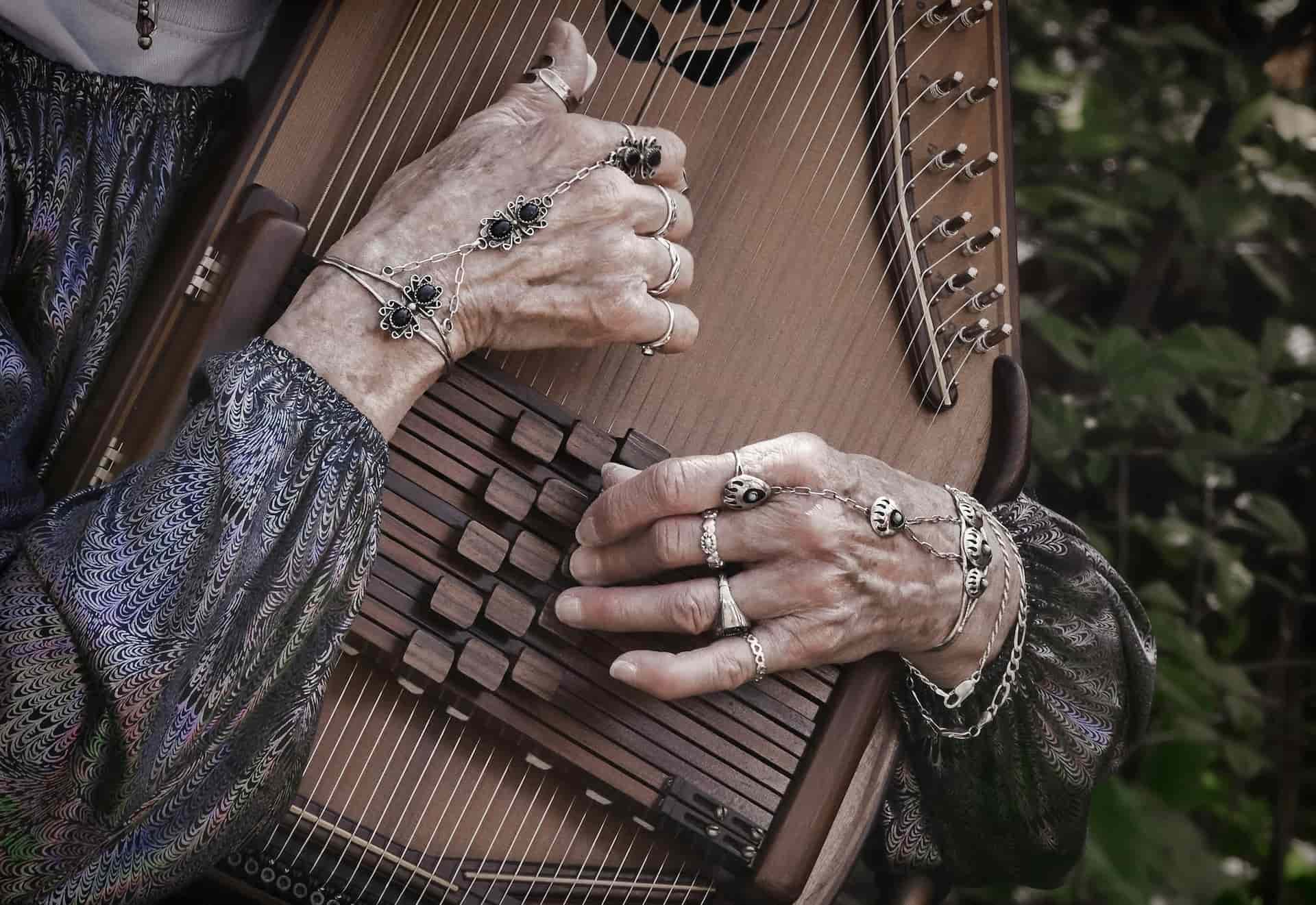 Musicien gypsy avec de nombreux bijoux