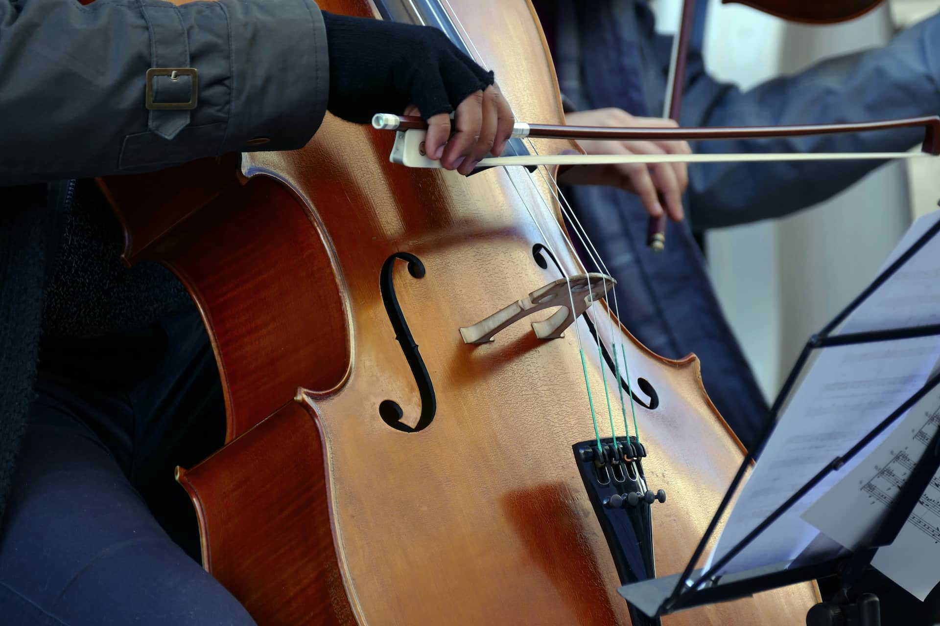 violoncelliste gypsy jouant à un mariage