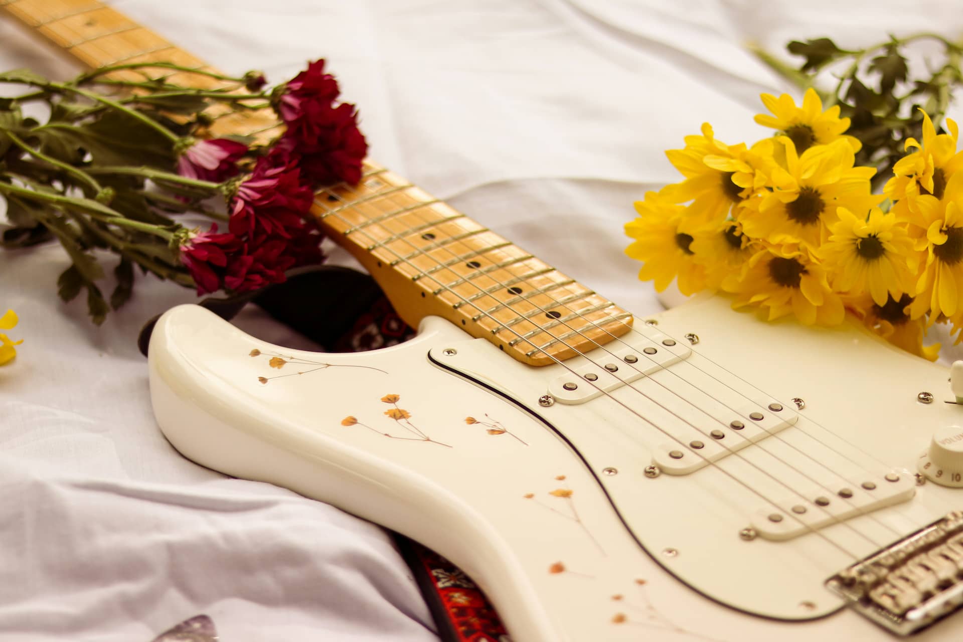 Une guitare dans le décor d'une soirée de mariage