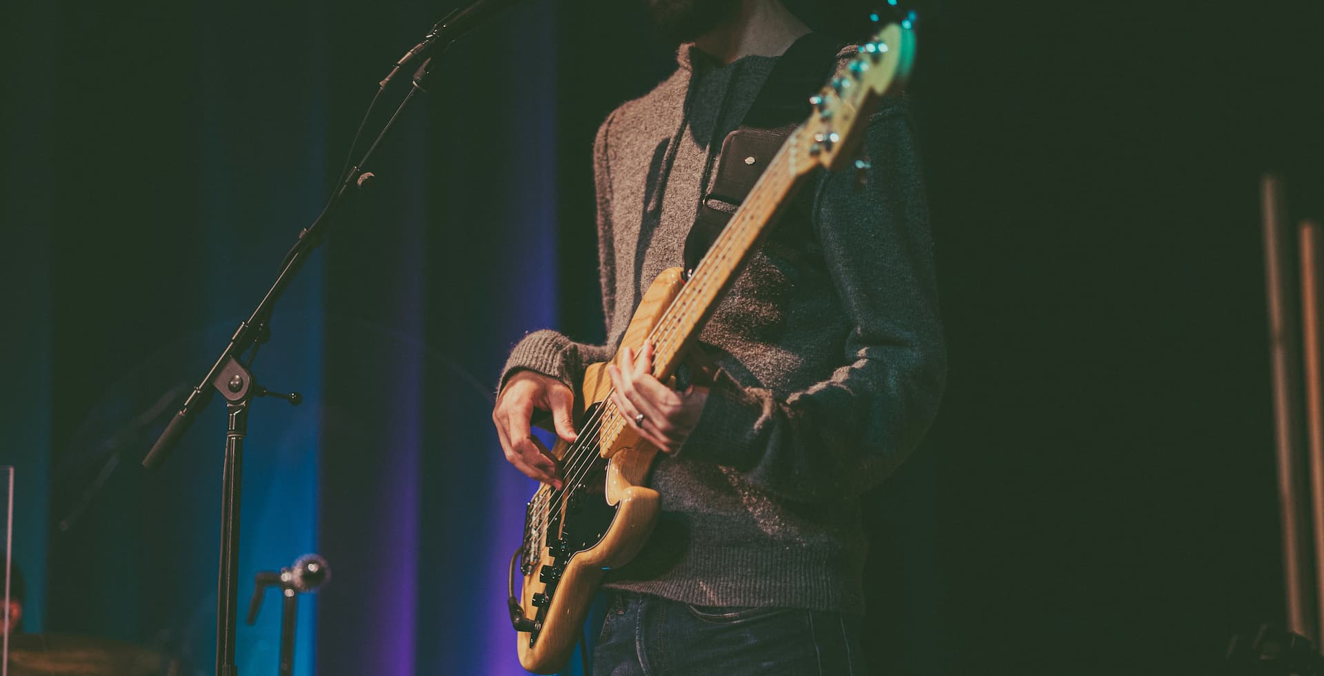 Guitariste animant la soirée d'un mariage
