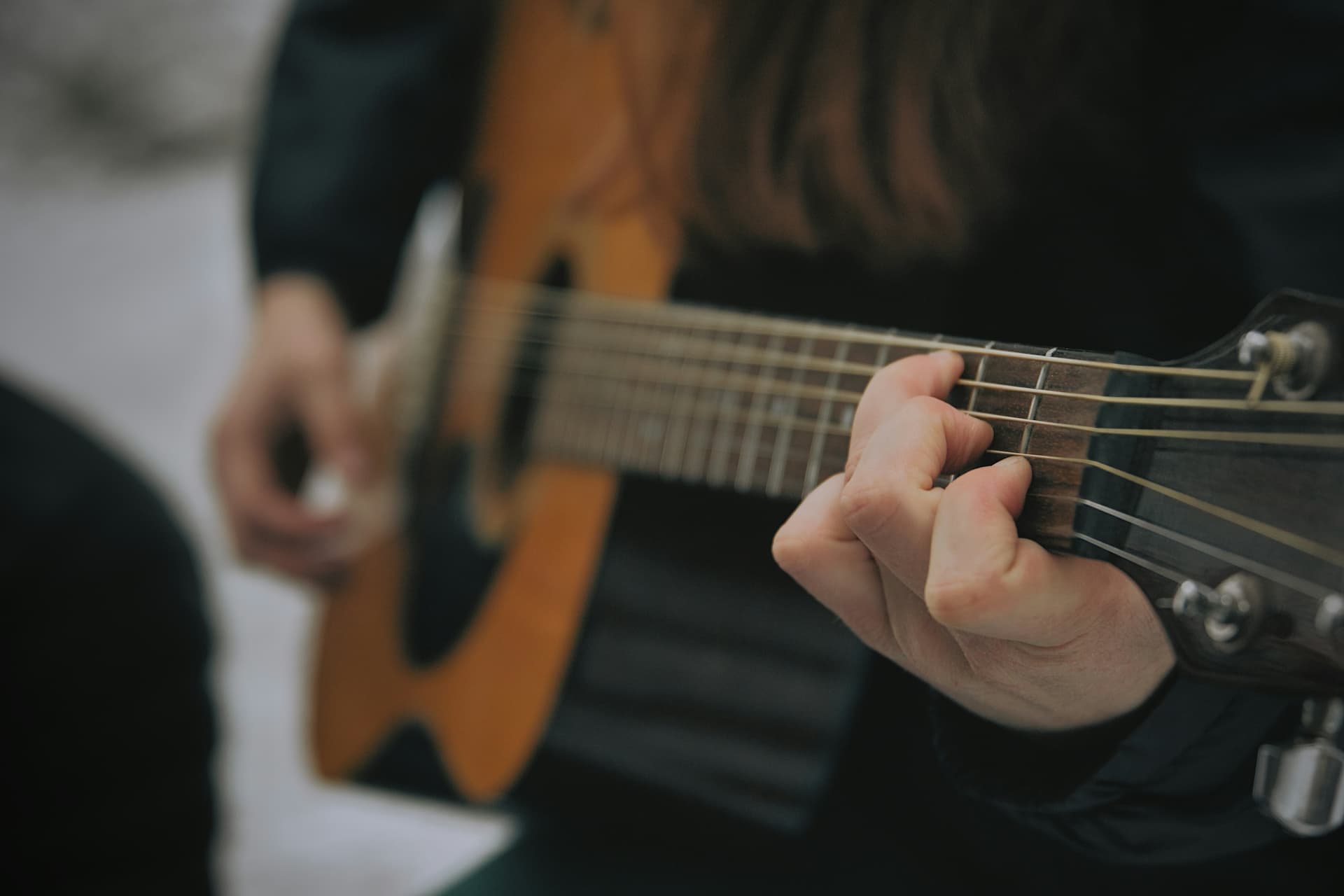 Zoom sur la guitare d'un guitariste jazz