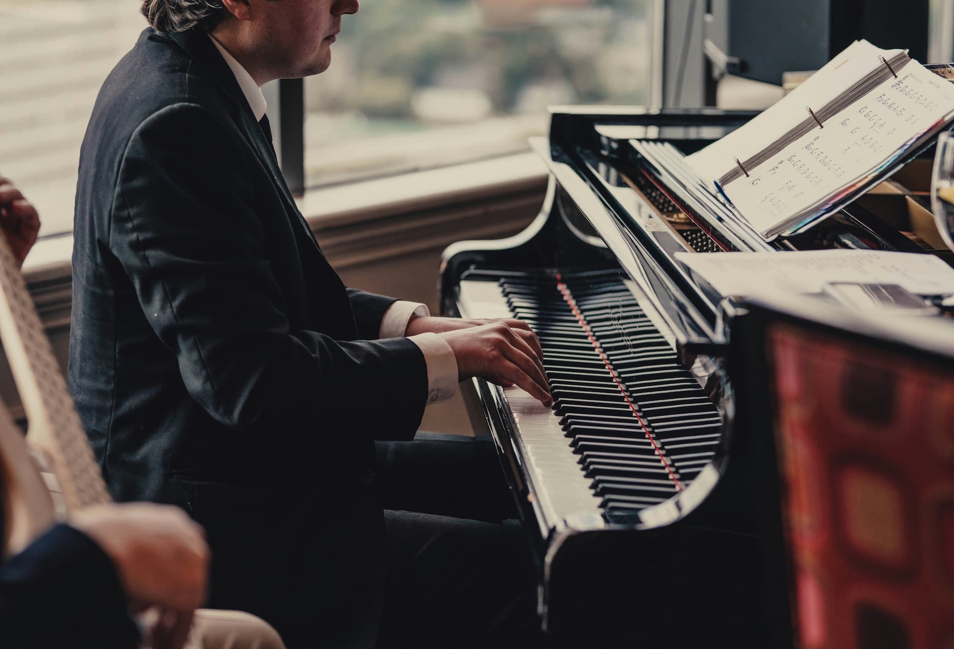 Pianiste avec son groupe jouant pour la cérémonie d'un mariage