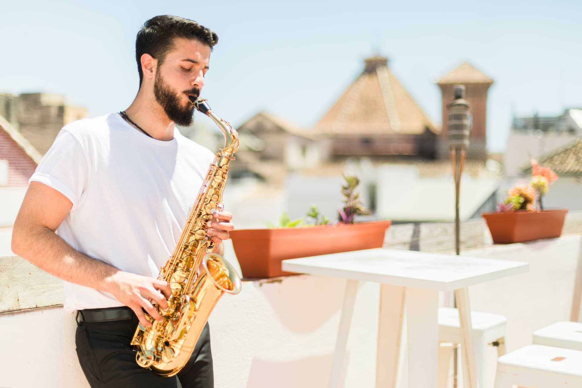 Saxophoniste en plein solo de jazz à un mariage