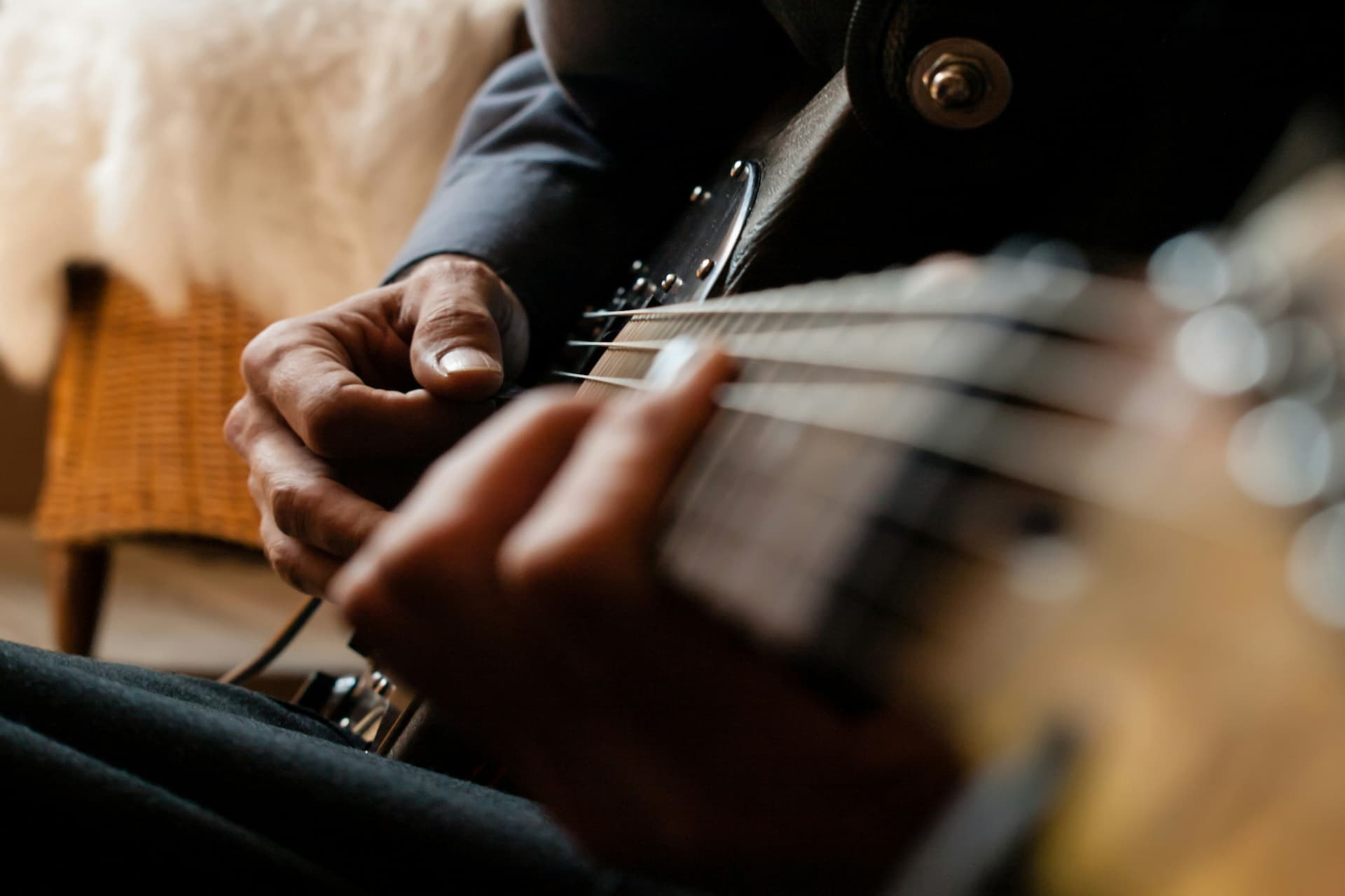 guitariste avec un registre de musique orientale