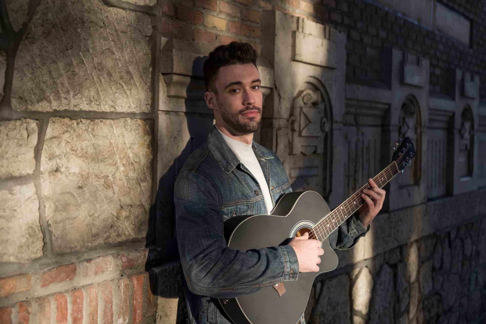 guitariste jouant de la musique orientale en extérieur