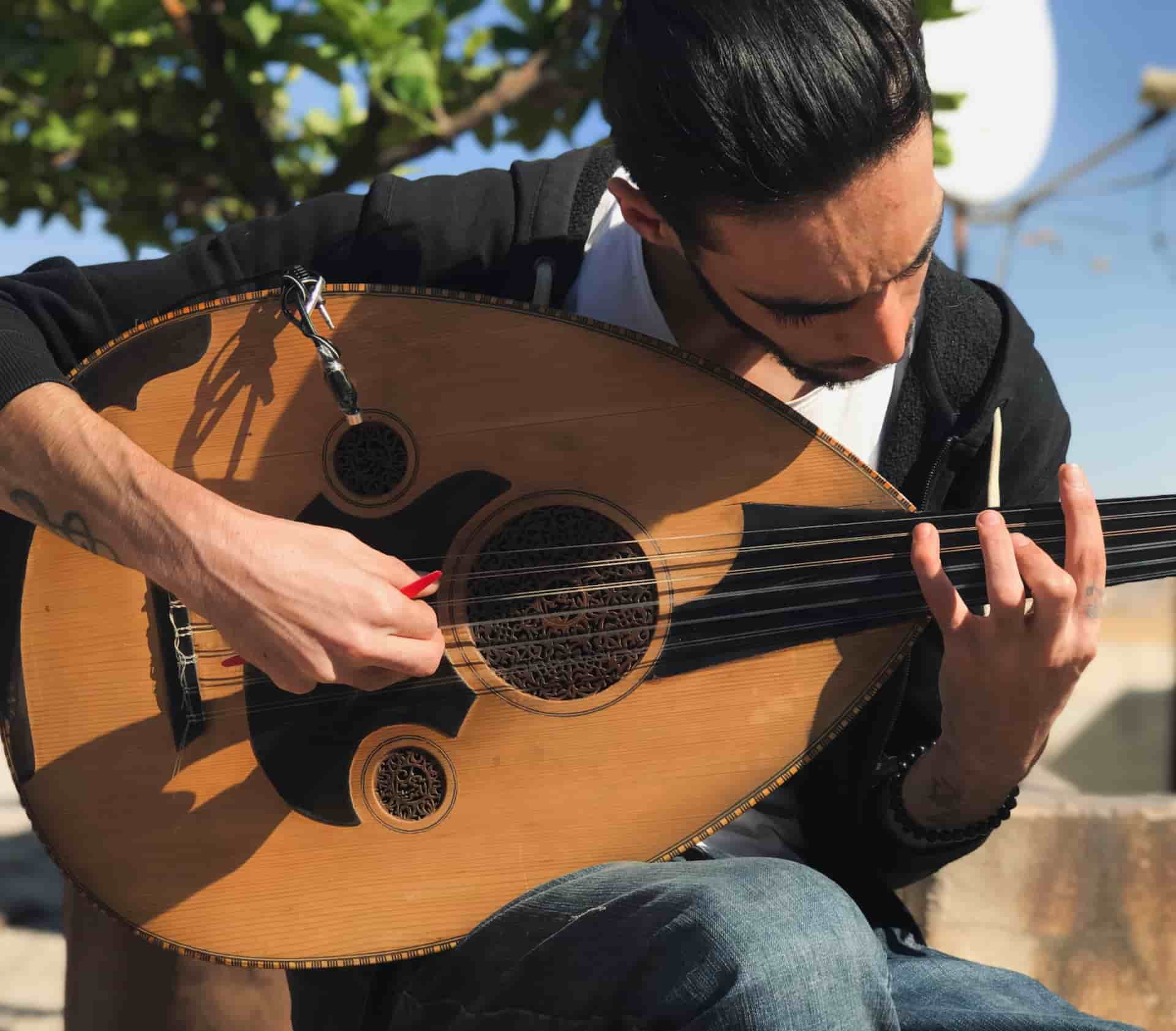 guitariste jouant de la musique orientale