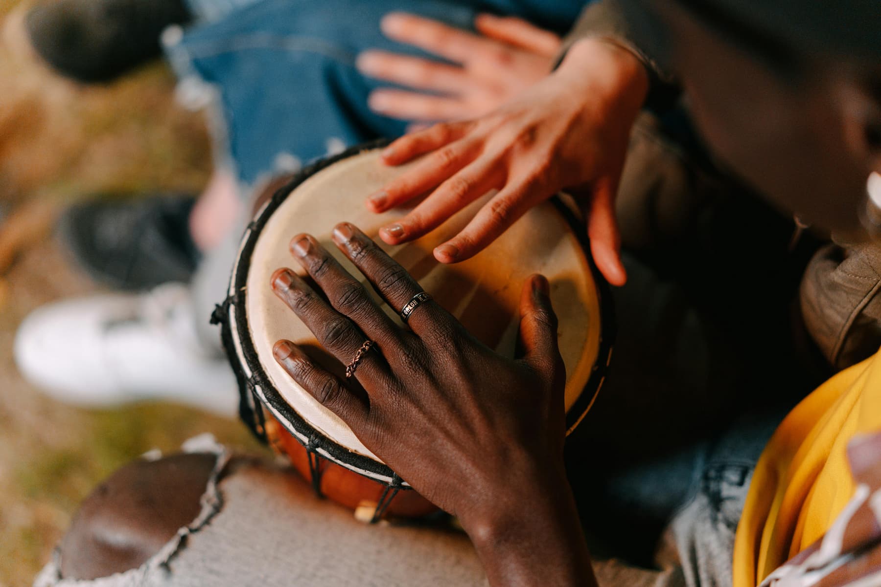 Percusionniste jouant des bongos