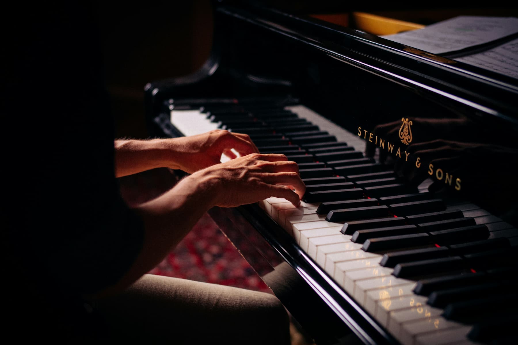 Pianiste en concert jouant sur un Steinway & Sons