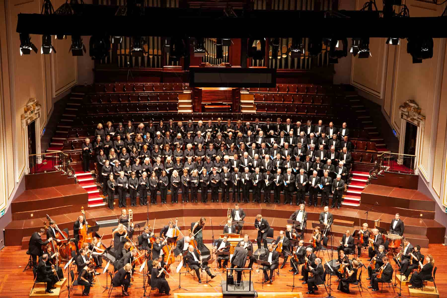 Orchestre avec chorale classique en auditorium