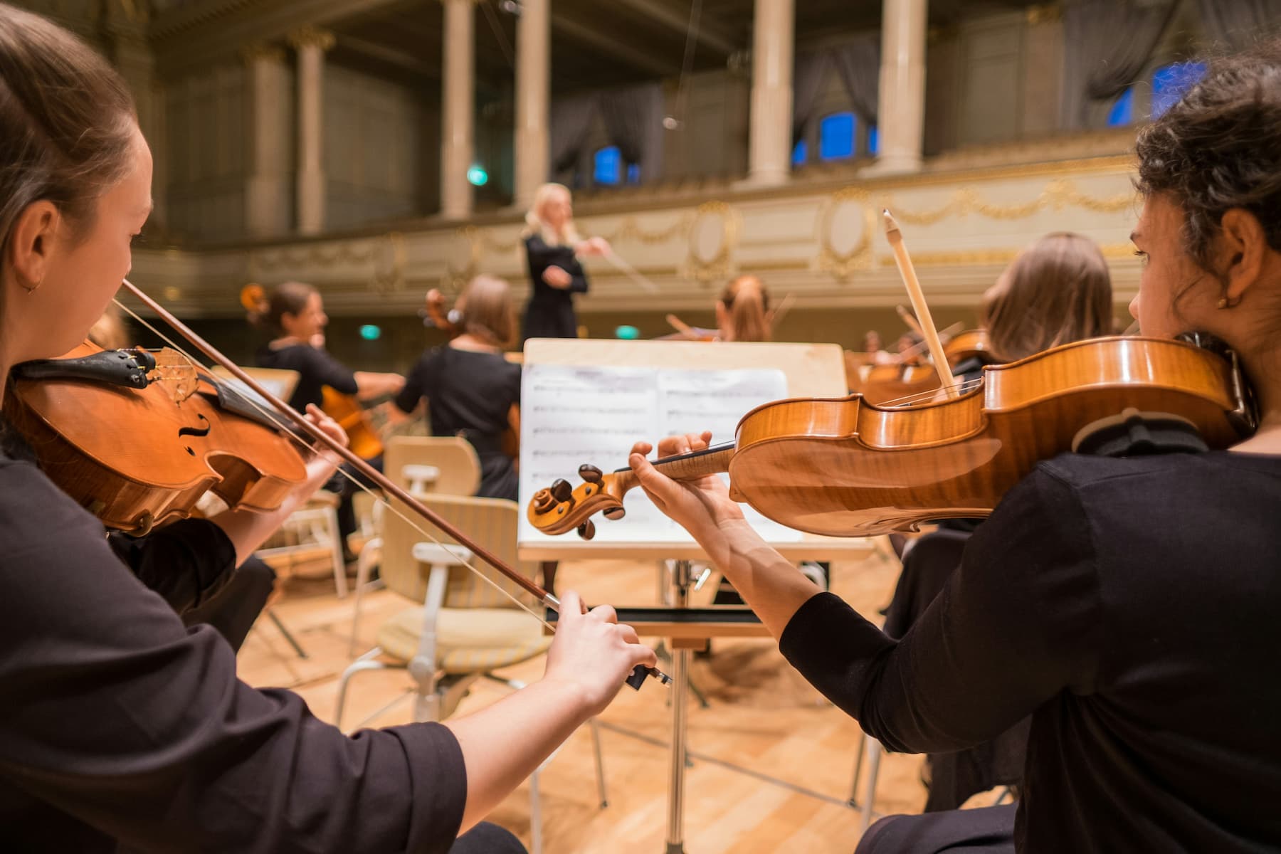 orchestre classique sur scène en train de jouer