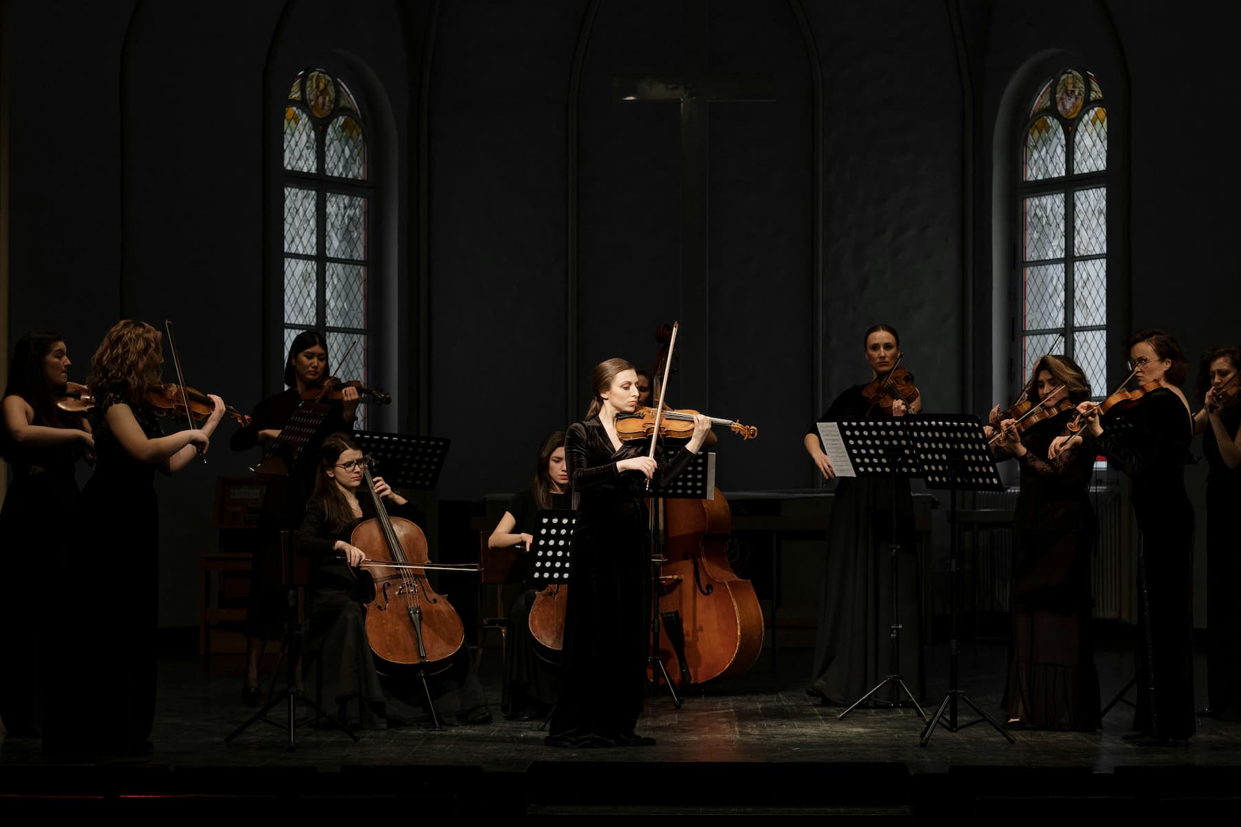 concert dans une eglise avec un groupe de violonistes