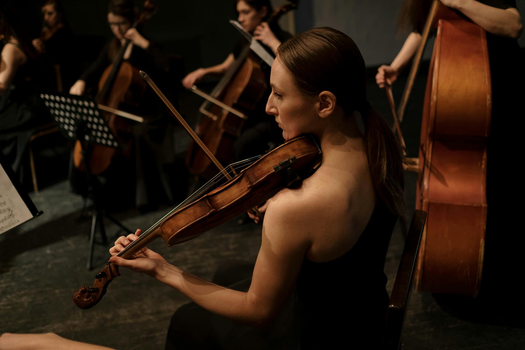 Portrait d'une violoniste en concert