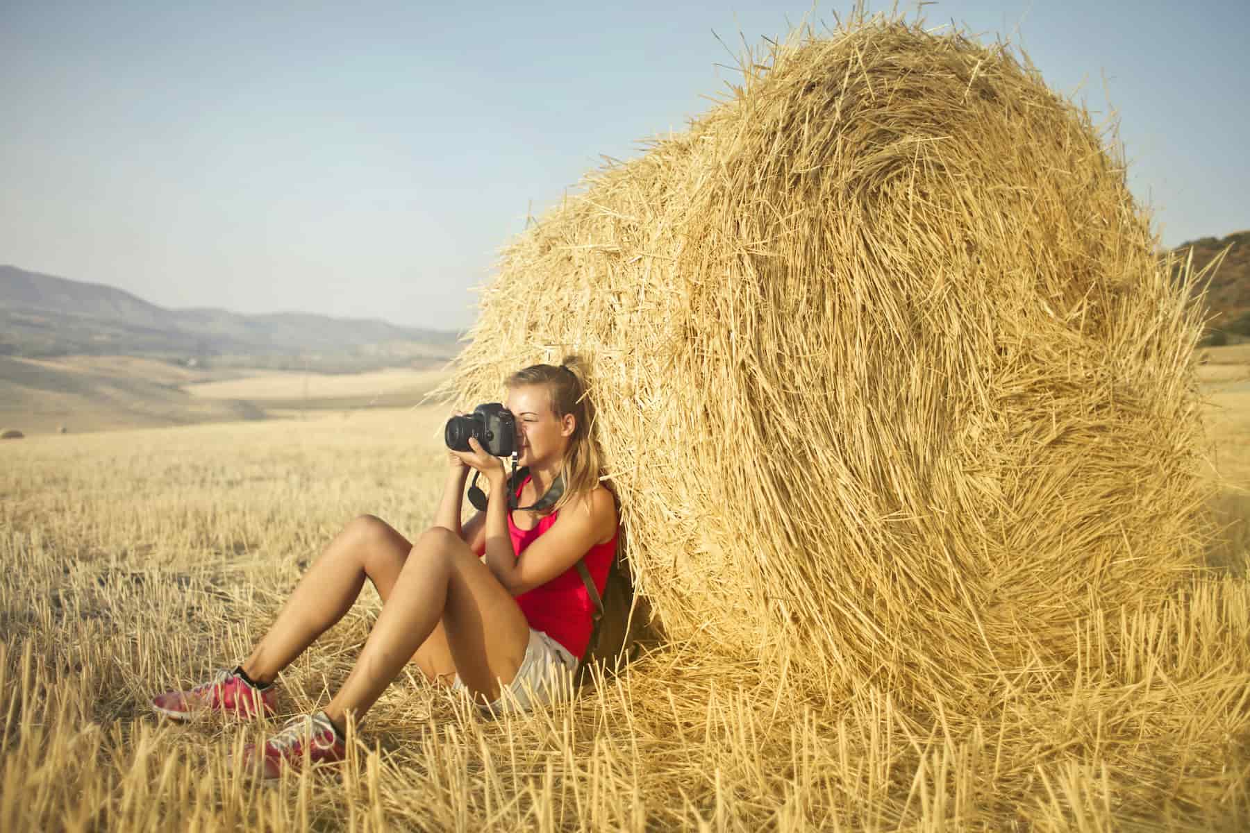 Photographe avec une botte de foin