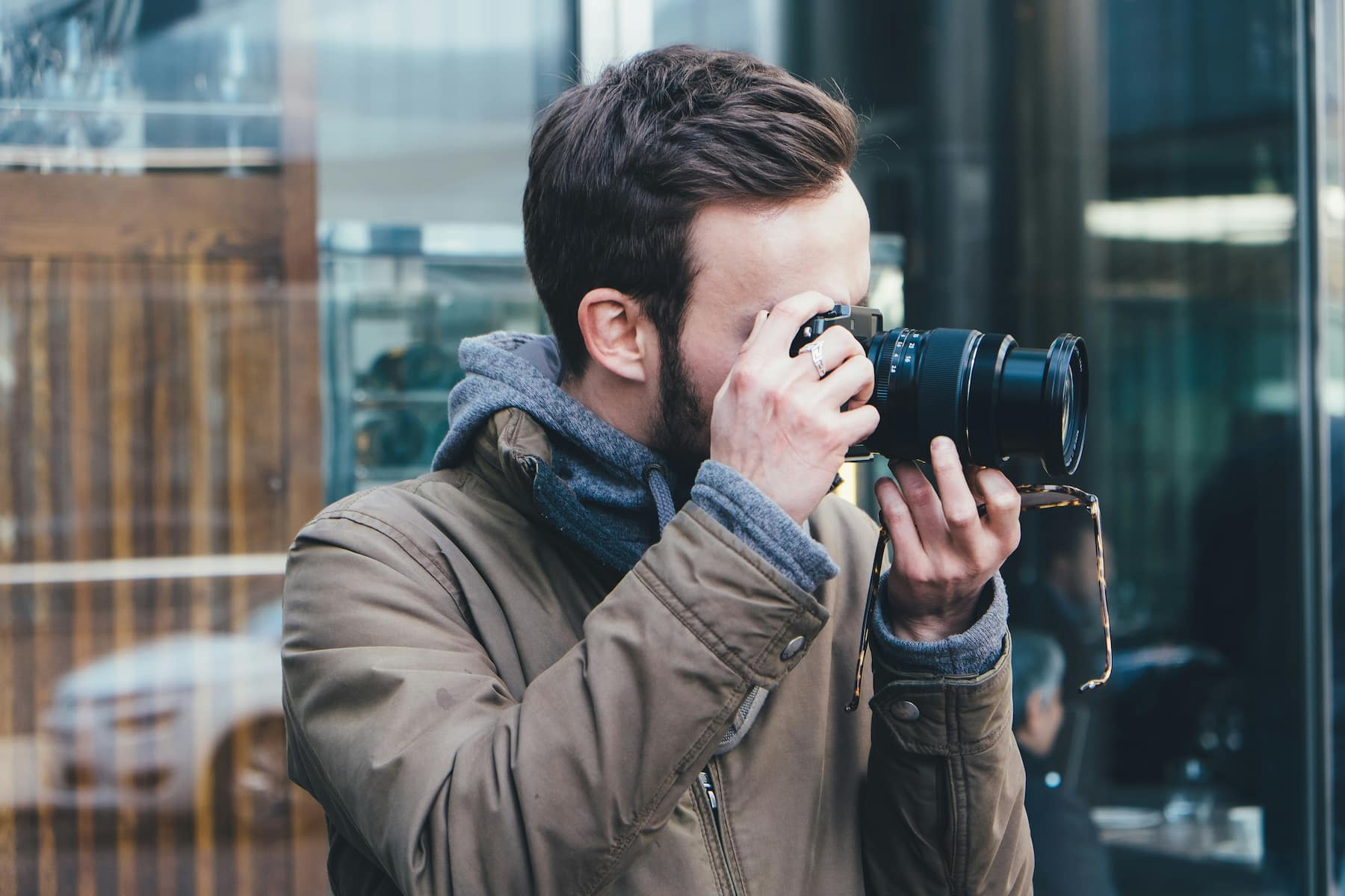 Homme prenant une photo