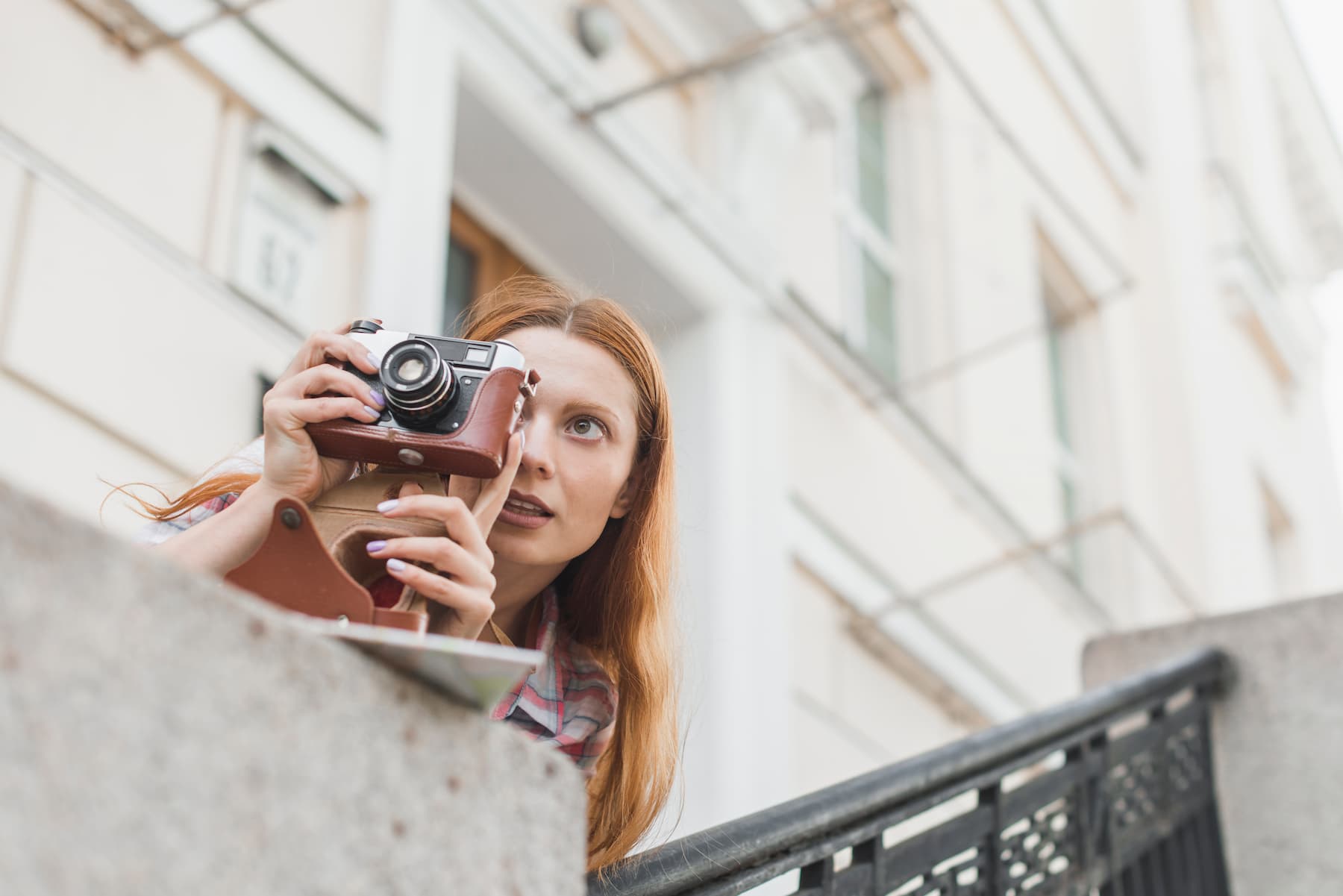 Femme prenant des photos de l'architecture de la ville