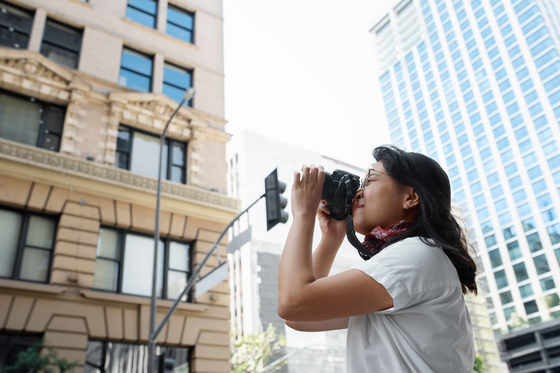 Photographe prenant des photos des immeubles