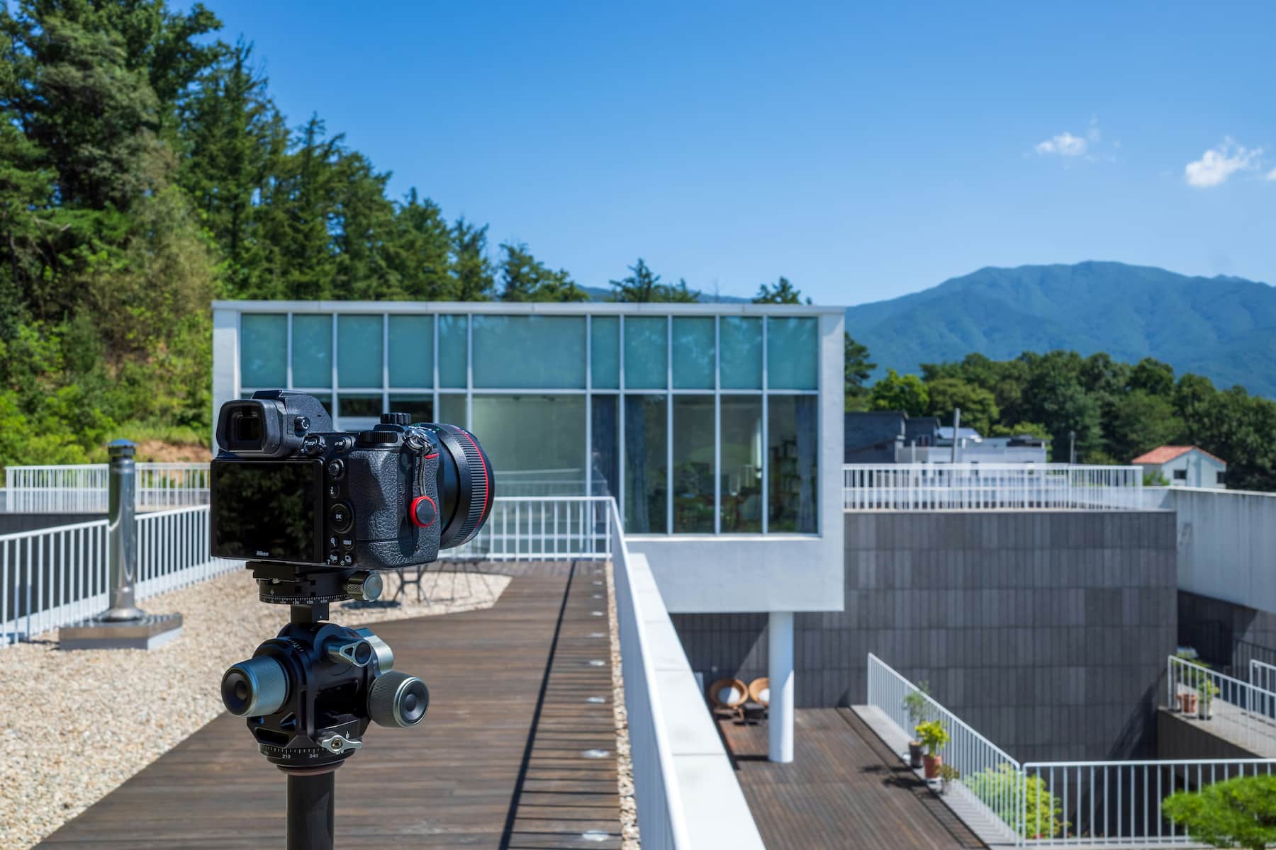Zoom sur un appareil photo et un immeuble à l'architecture moderne