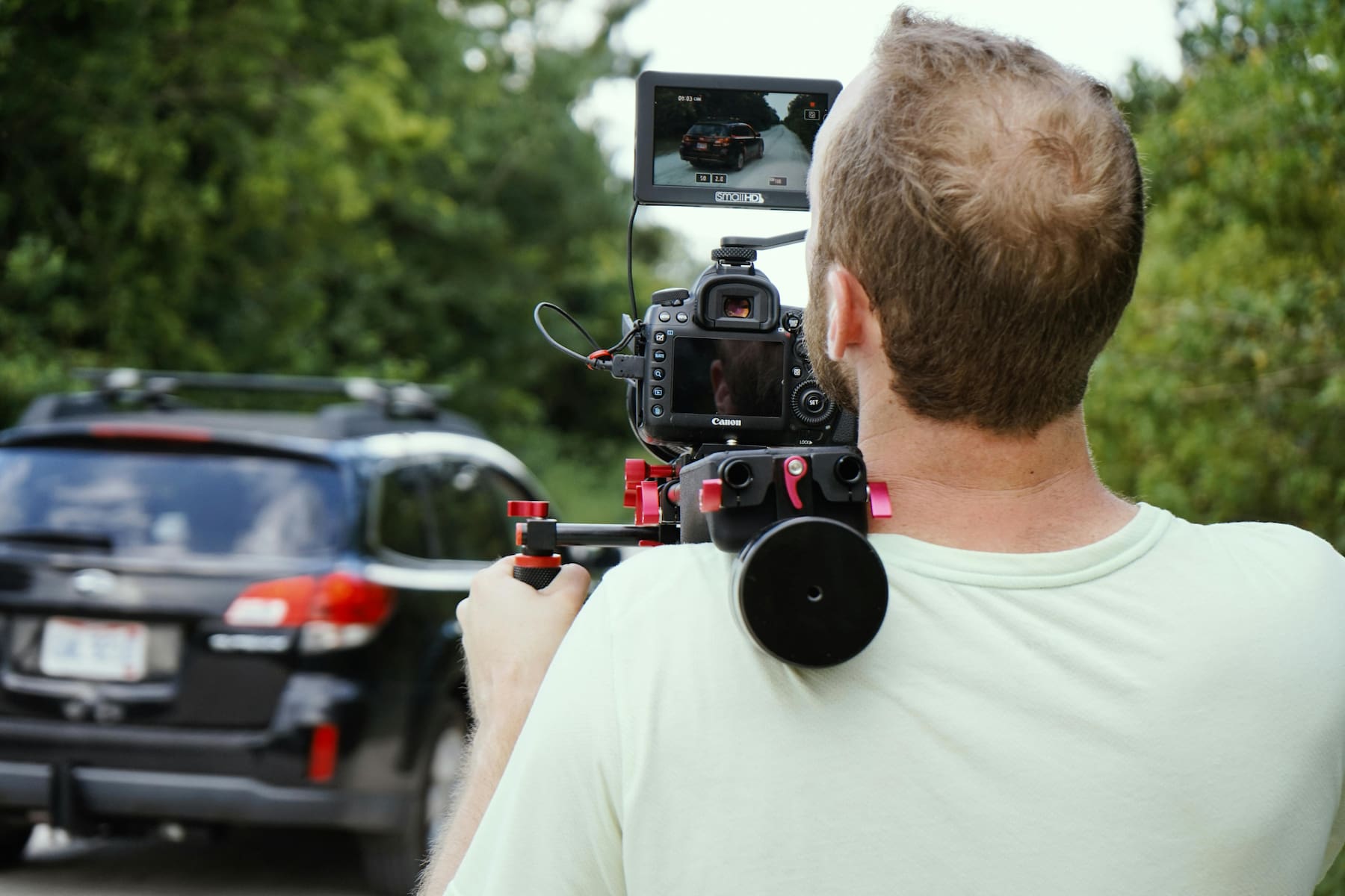 Photographe professionnel qui prend en photo une voiture