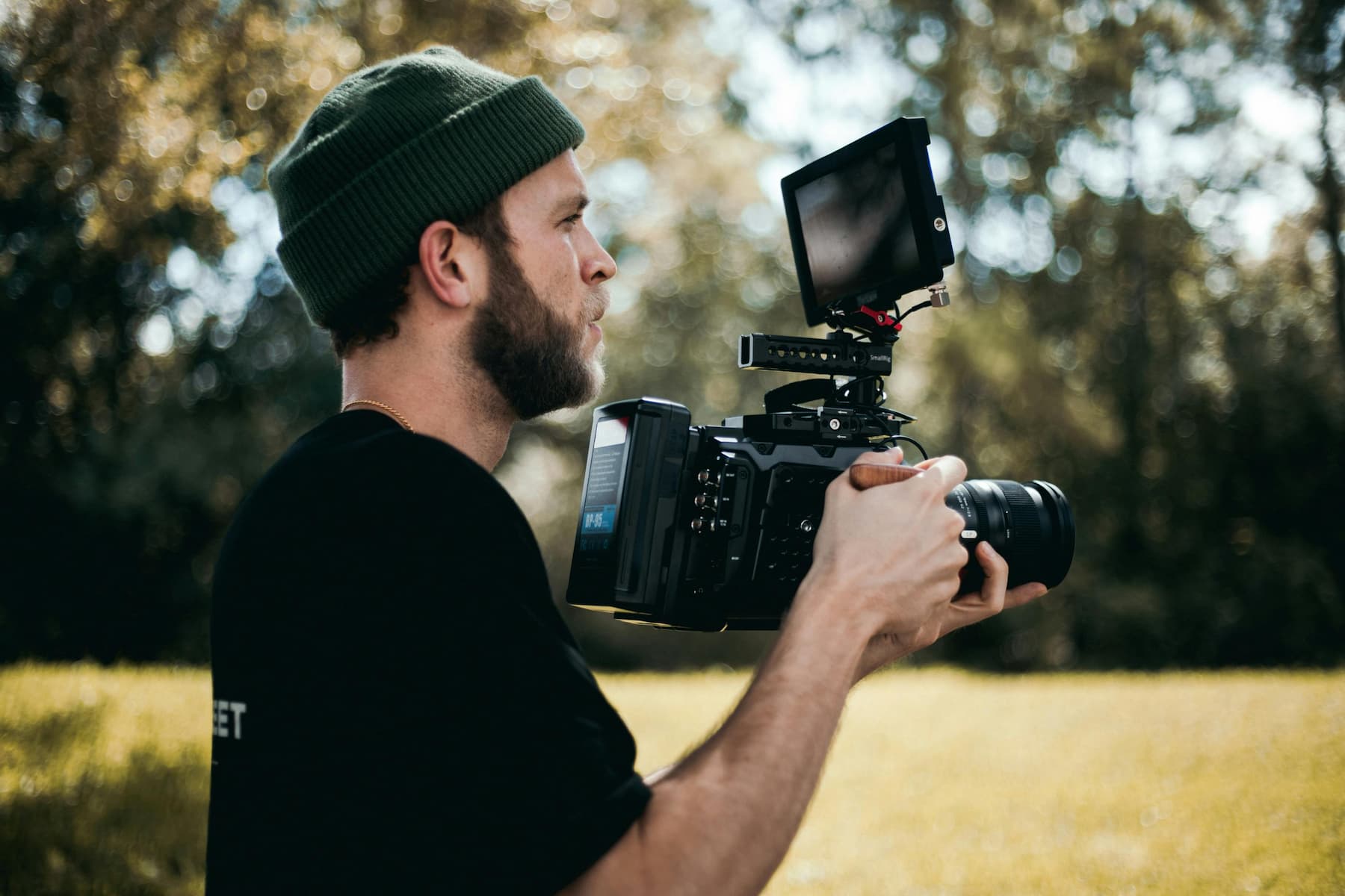 Photographe qui prend une photo en action