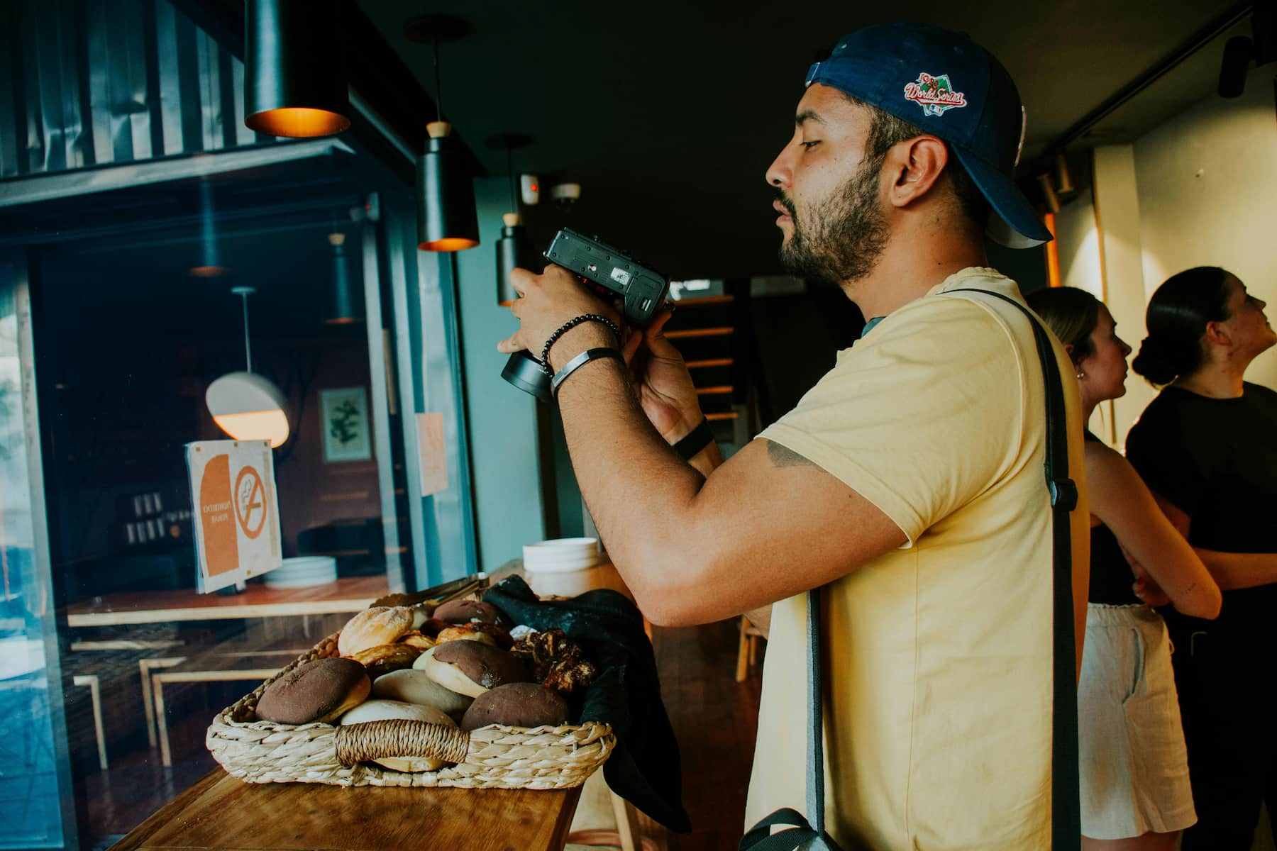 Photographe dans un bar en action