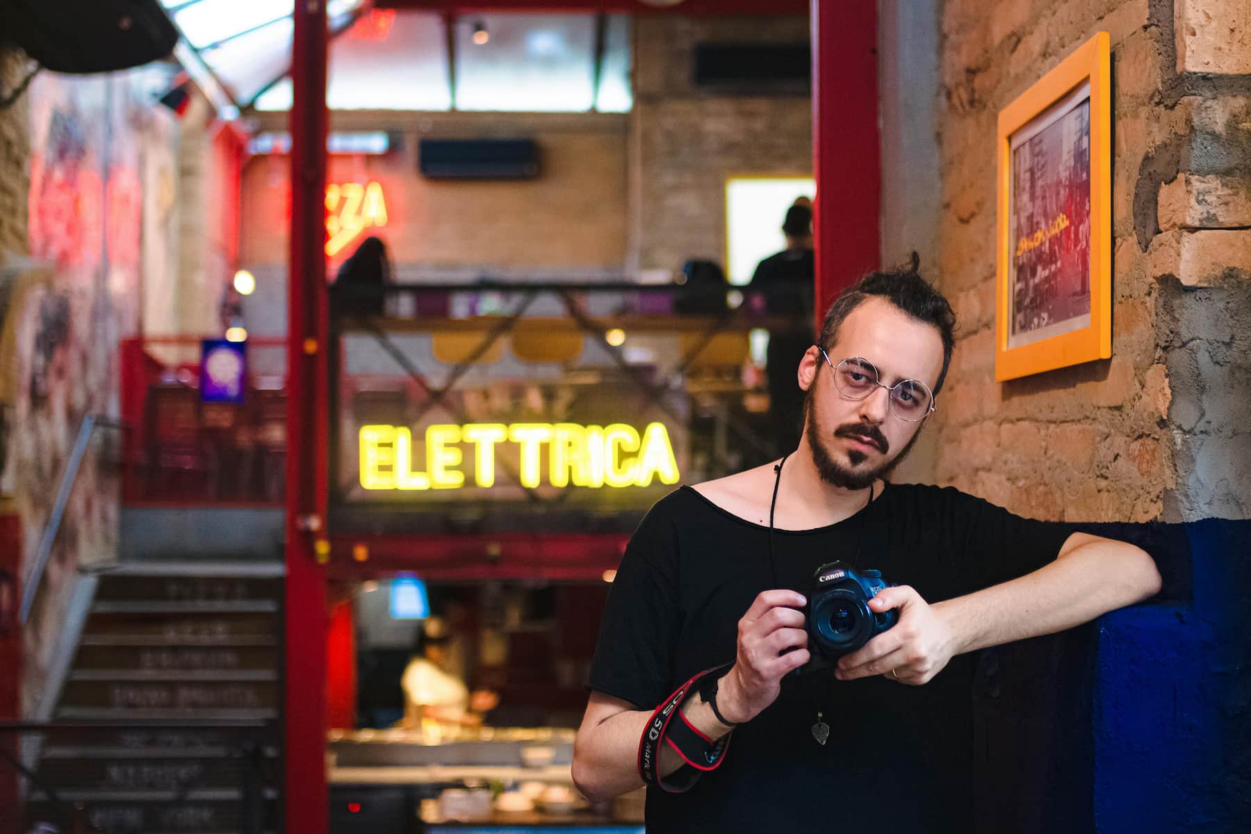 Photographe dans un bar
