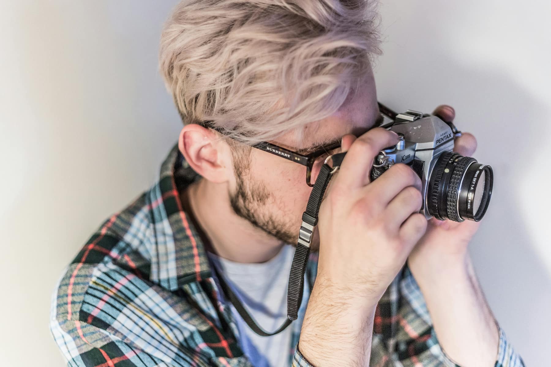 Homme prenant des photos