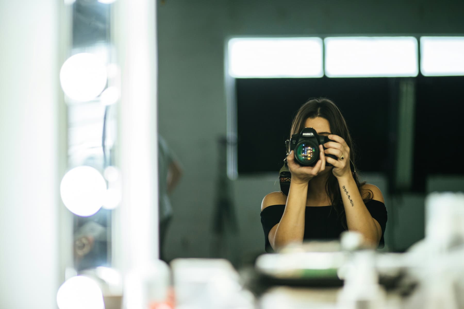 Photographe prend une photo dans le miroir beauté