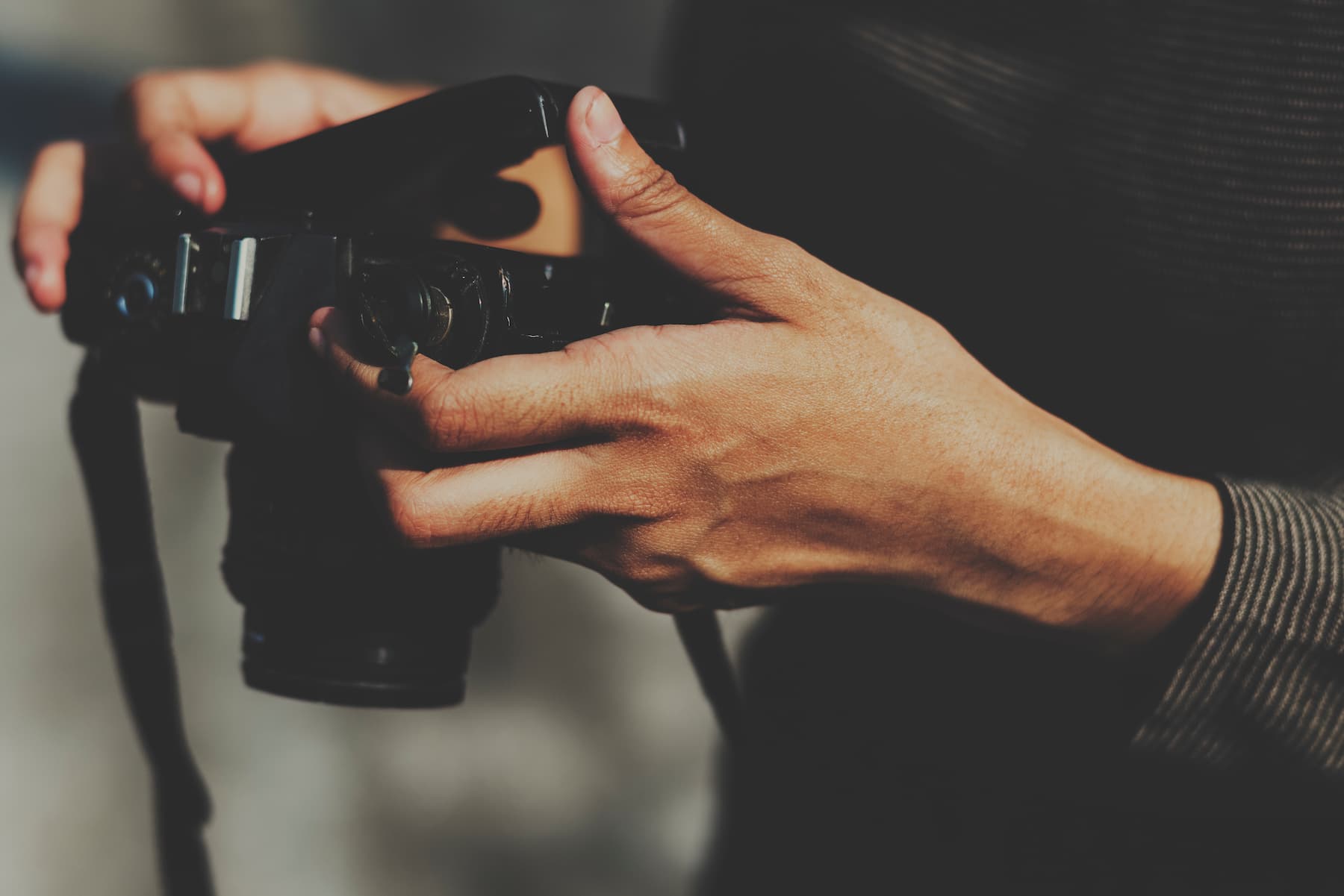 Gros plan sur des mains vérifiant des photos