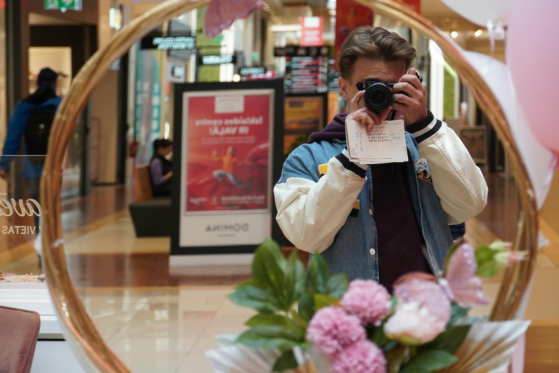 Photographe dans un centre commercial