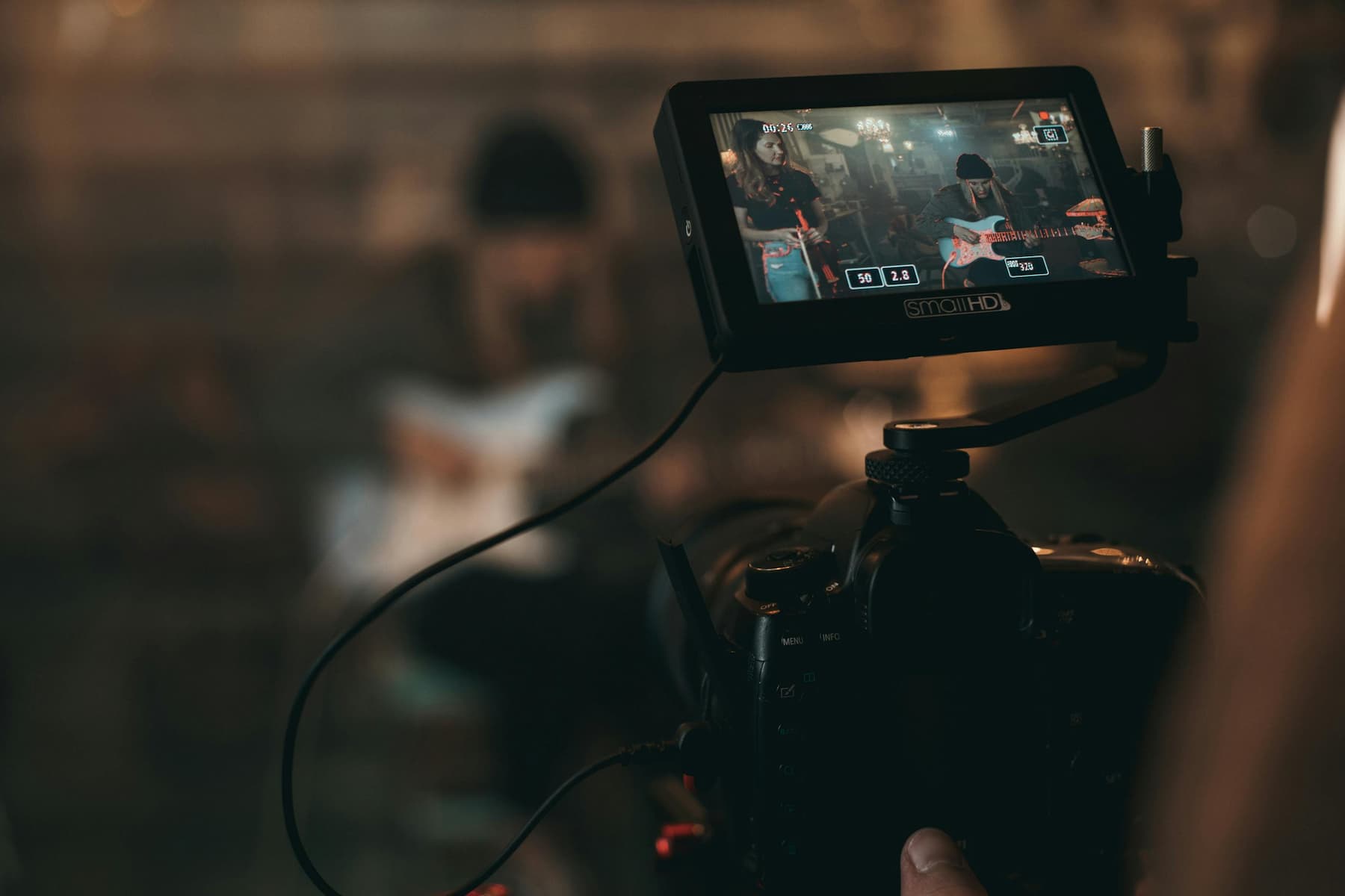 Photographe prenant en photo un duo musical