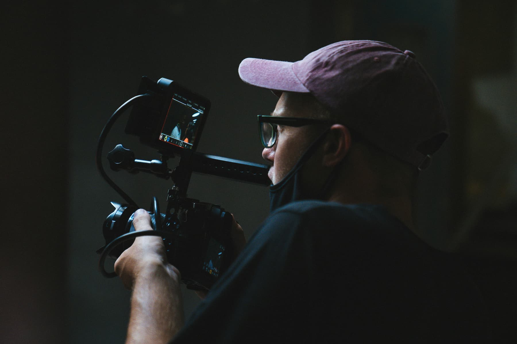 Homme avec une casquette prenant une photo