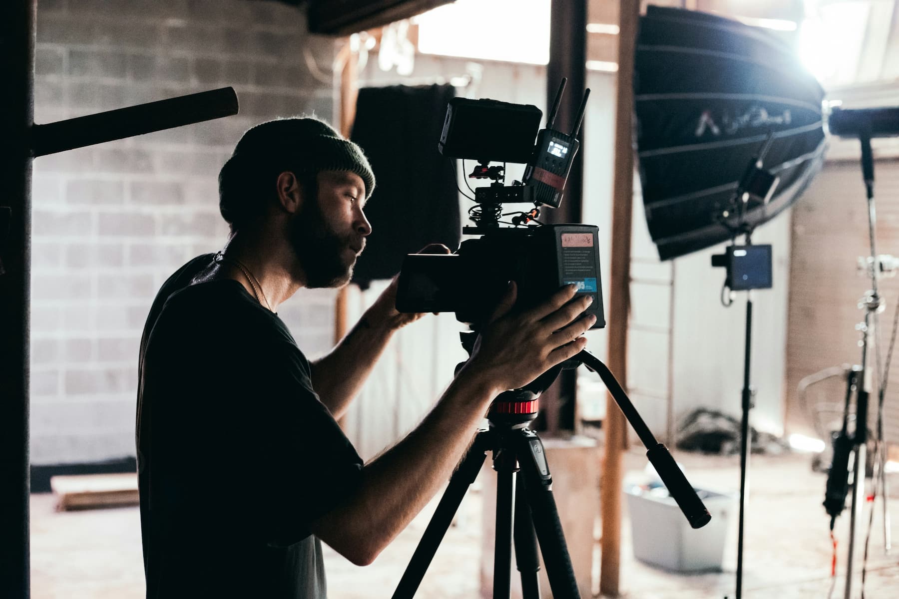 Photographe professionnel avec son matériel