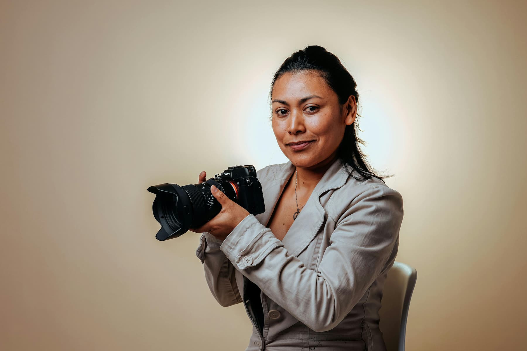 Photographe tenant dans ses mains un appareil photo