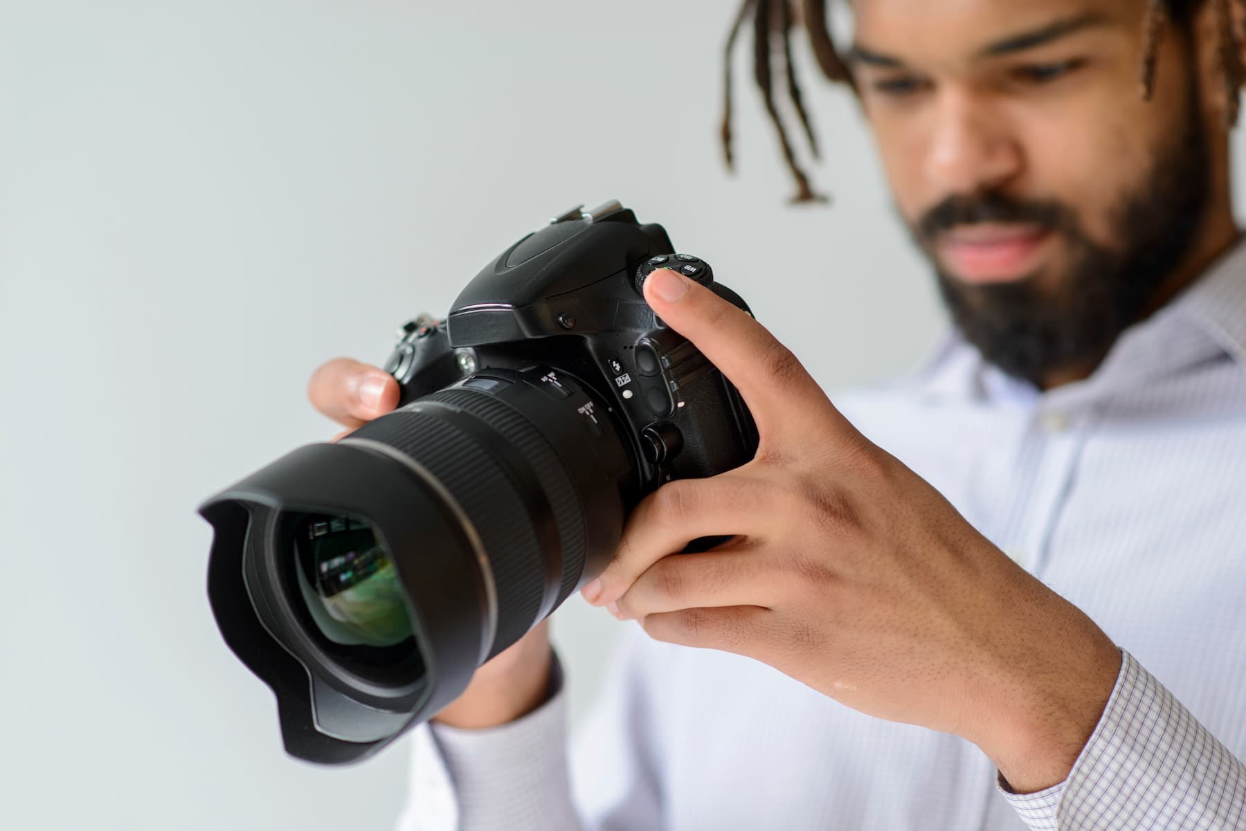 Gros plan photographe qui tient un appareil photo
