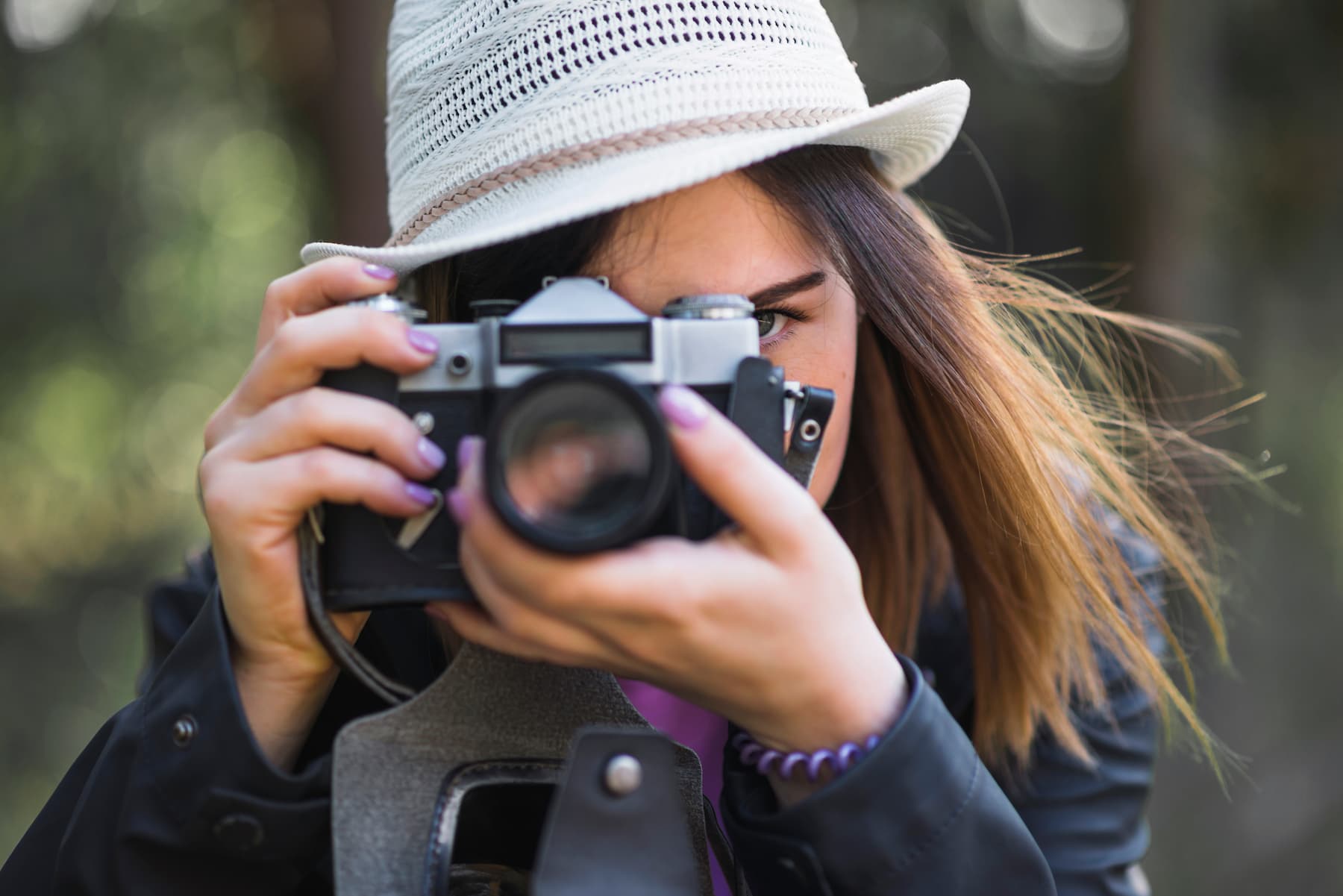 Jeune femme prenant des photos