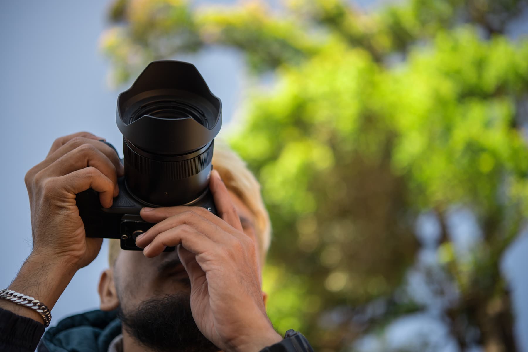 Jeune homme avec un appareil photo