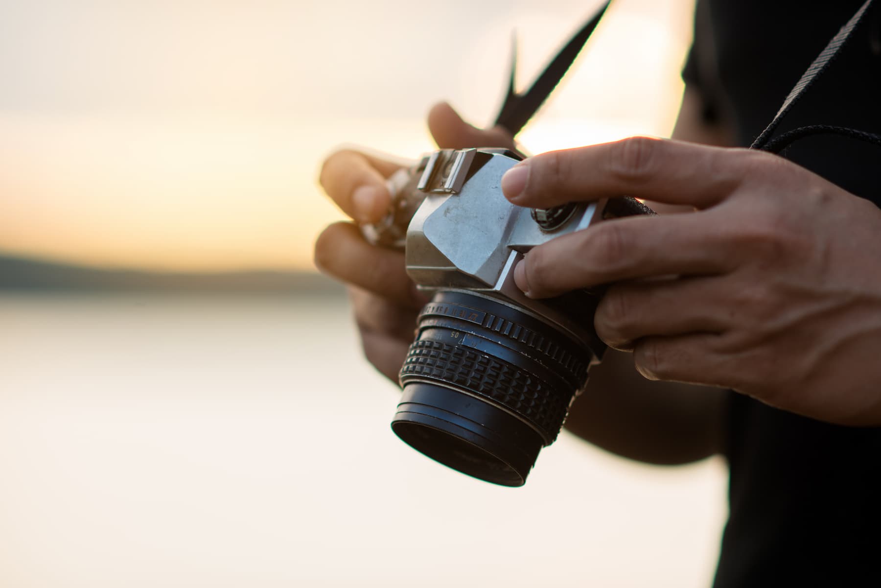 Photographe avec un coucher de soleil en fond