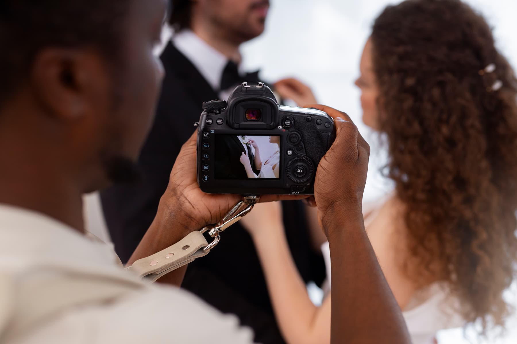 Photographe de vue latérale prenant des photos d'un couple