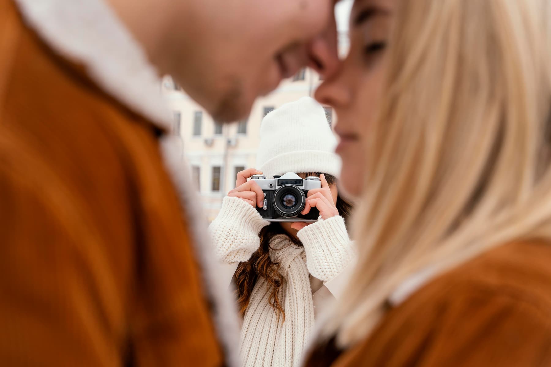 Photographe prenant des photos d'un couple