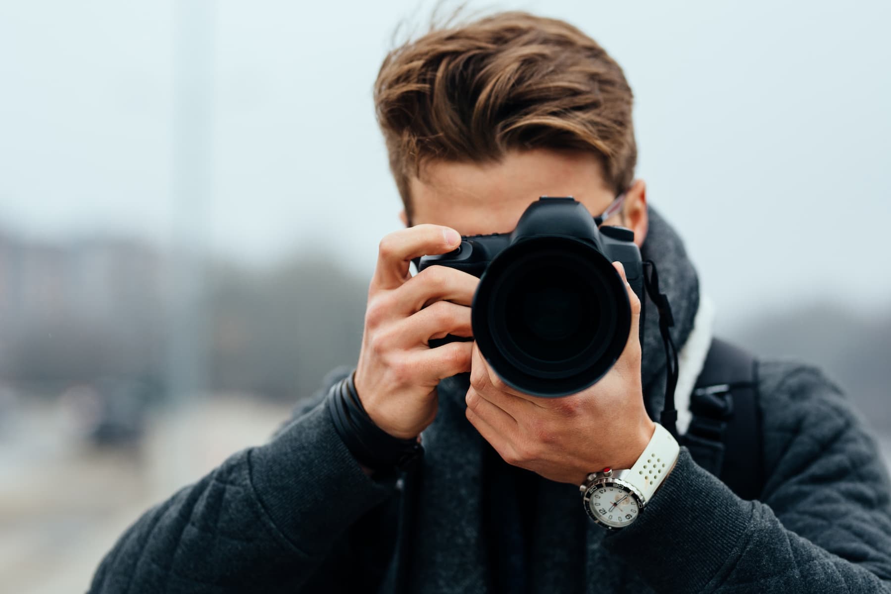 Photographe professionnel prenant des photos à l'extérieur