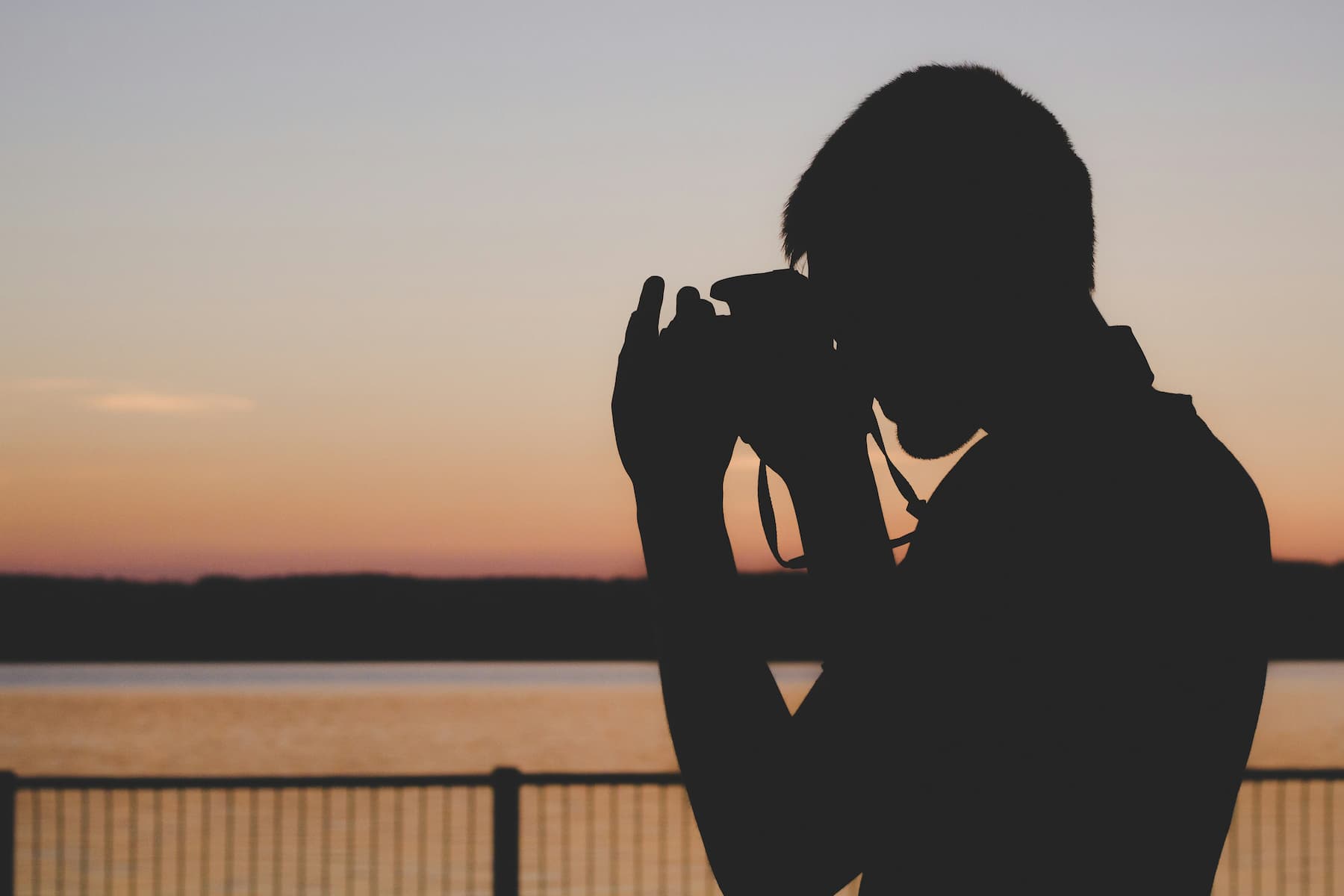 Un homme faisant des photos