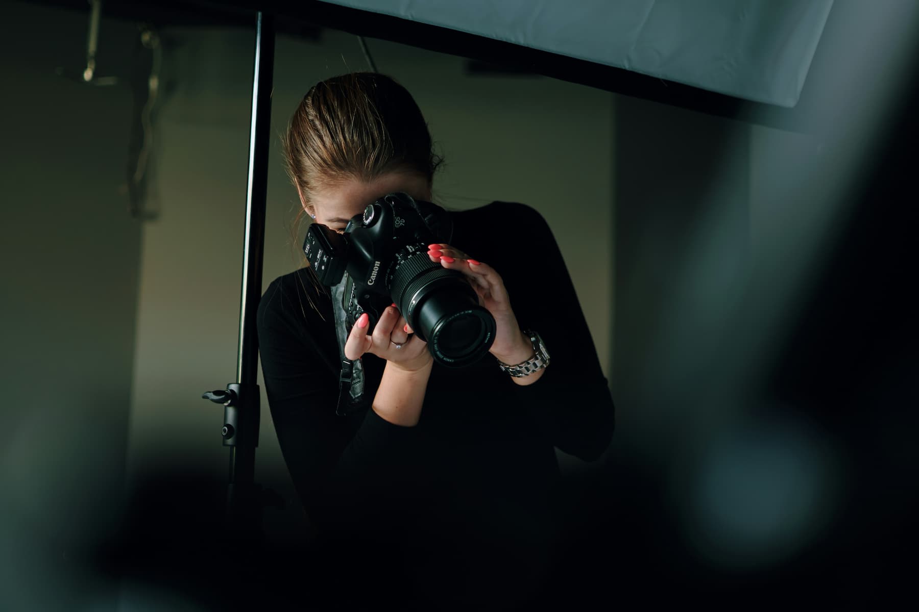 Une femme faisant des photos
