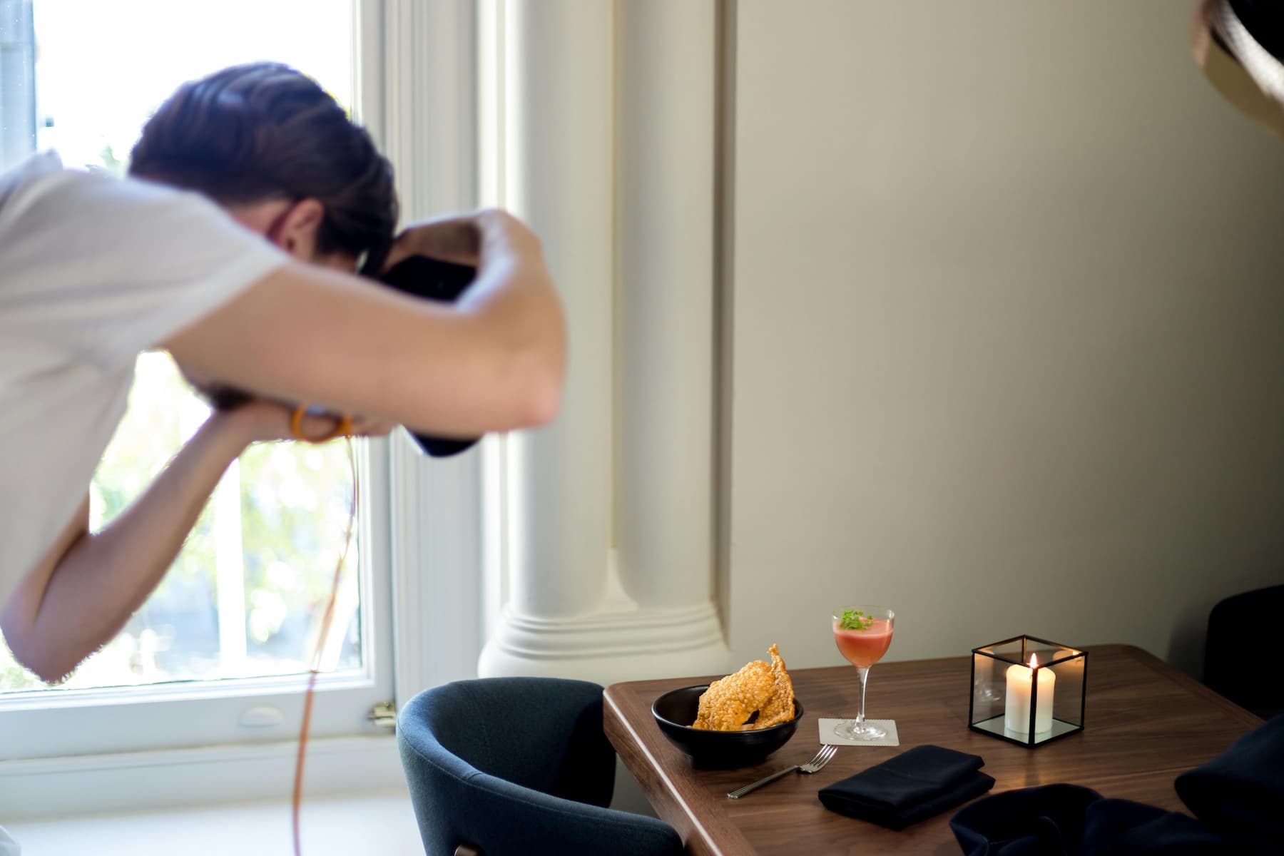 Photographe culinaire au travail
