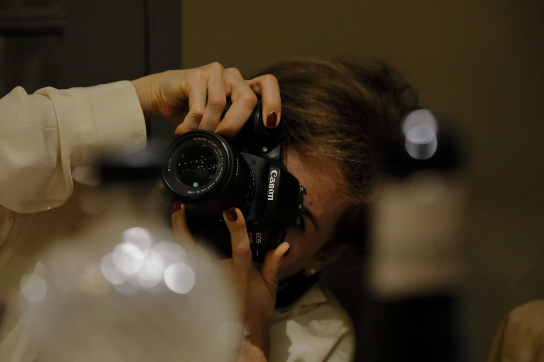 Photographe professionnel derrière l'objectif