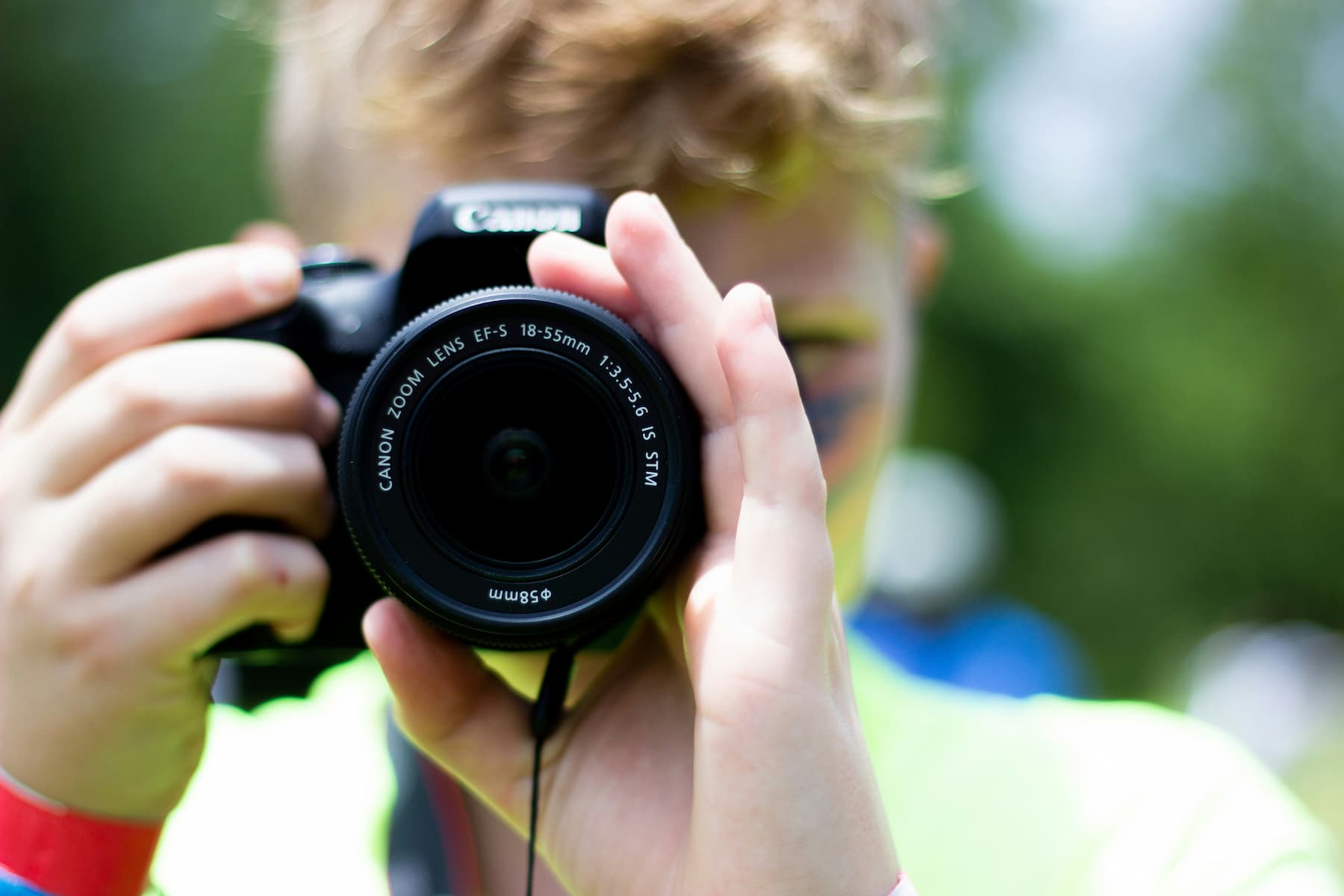 Homme derrière son objectif photo en plein air