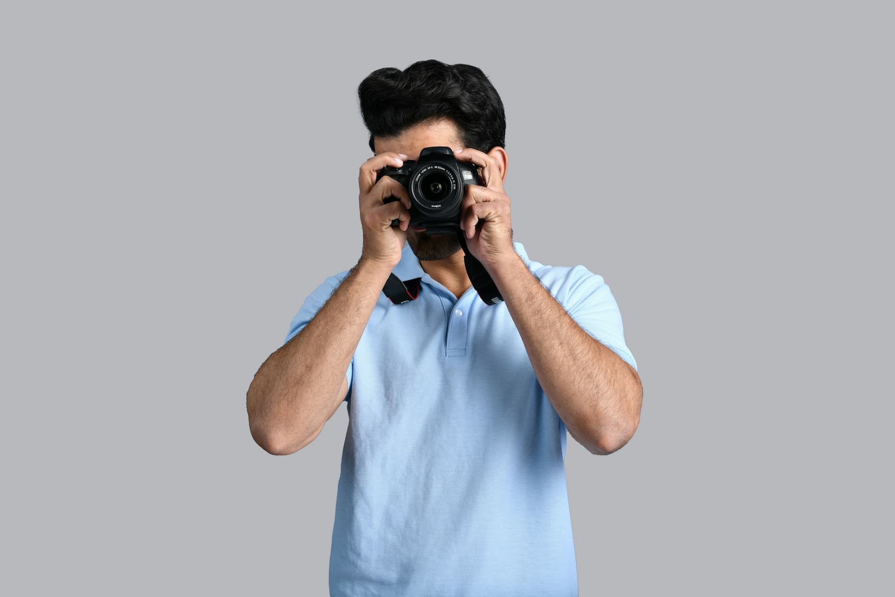 Homme prenant une photo en studio