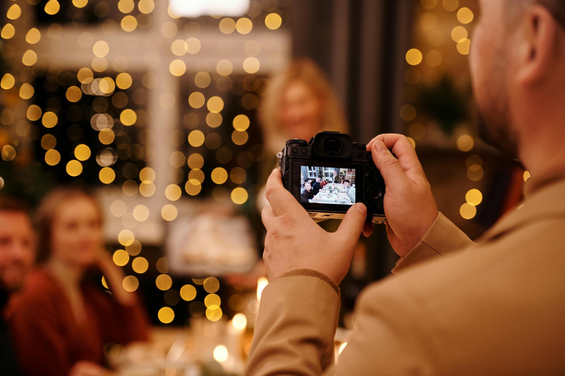 Une femme faisant des photos