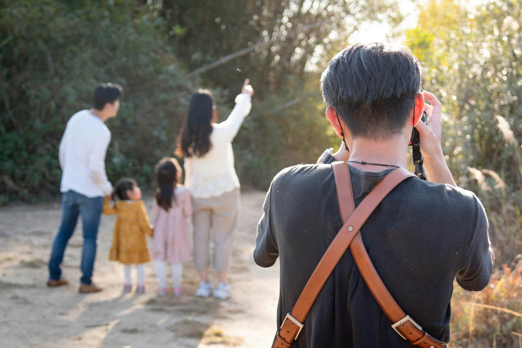 Homme photographiant une famille